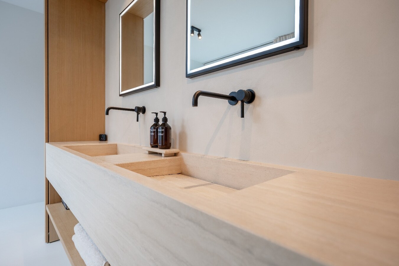 Moderne gelijkvloerse designvilla in exclusief privédomein 