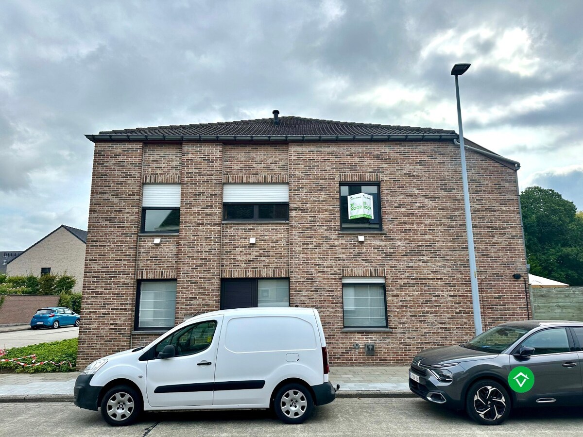 Ruim duplexappartement met terras en garage nabij centrum Roeselare 
