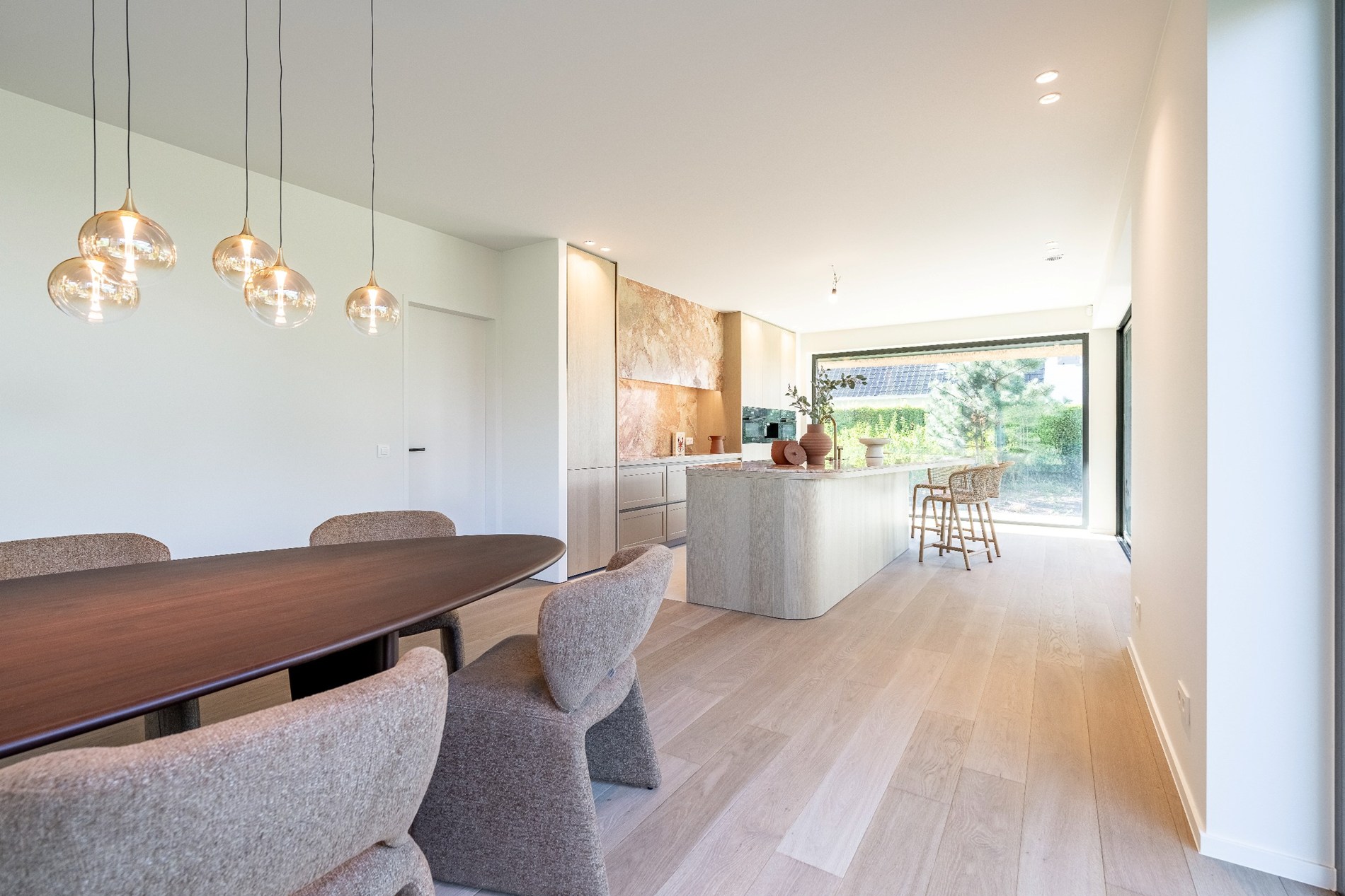 Indrukwekkende nieuwbouwvilla in hartje Zoute op enkele passen van de golf te Knokke. 