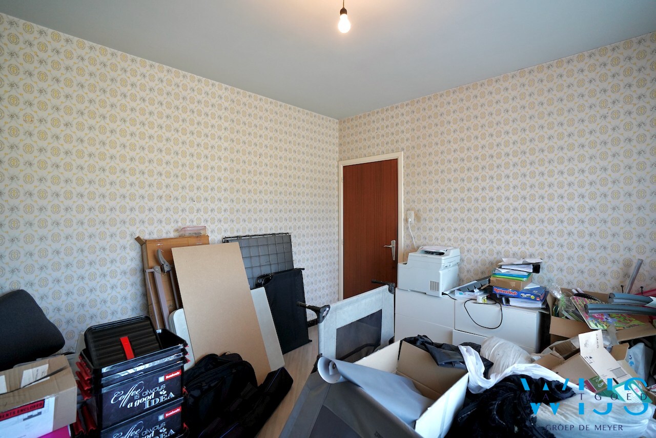 Op te frissen bungalow met 36.274m² grond te Oosteeklo ! 