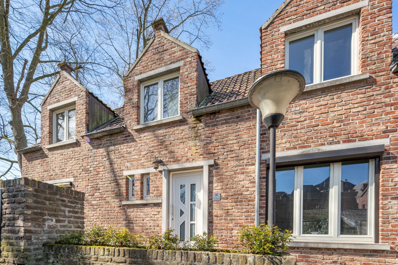 Gezellige, instapklare stadswoning in het centrum van Maaseik grenzend aan de groene wal! 