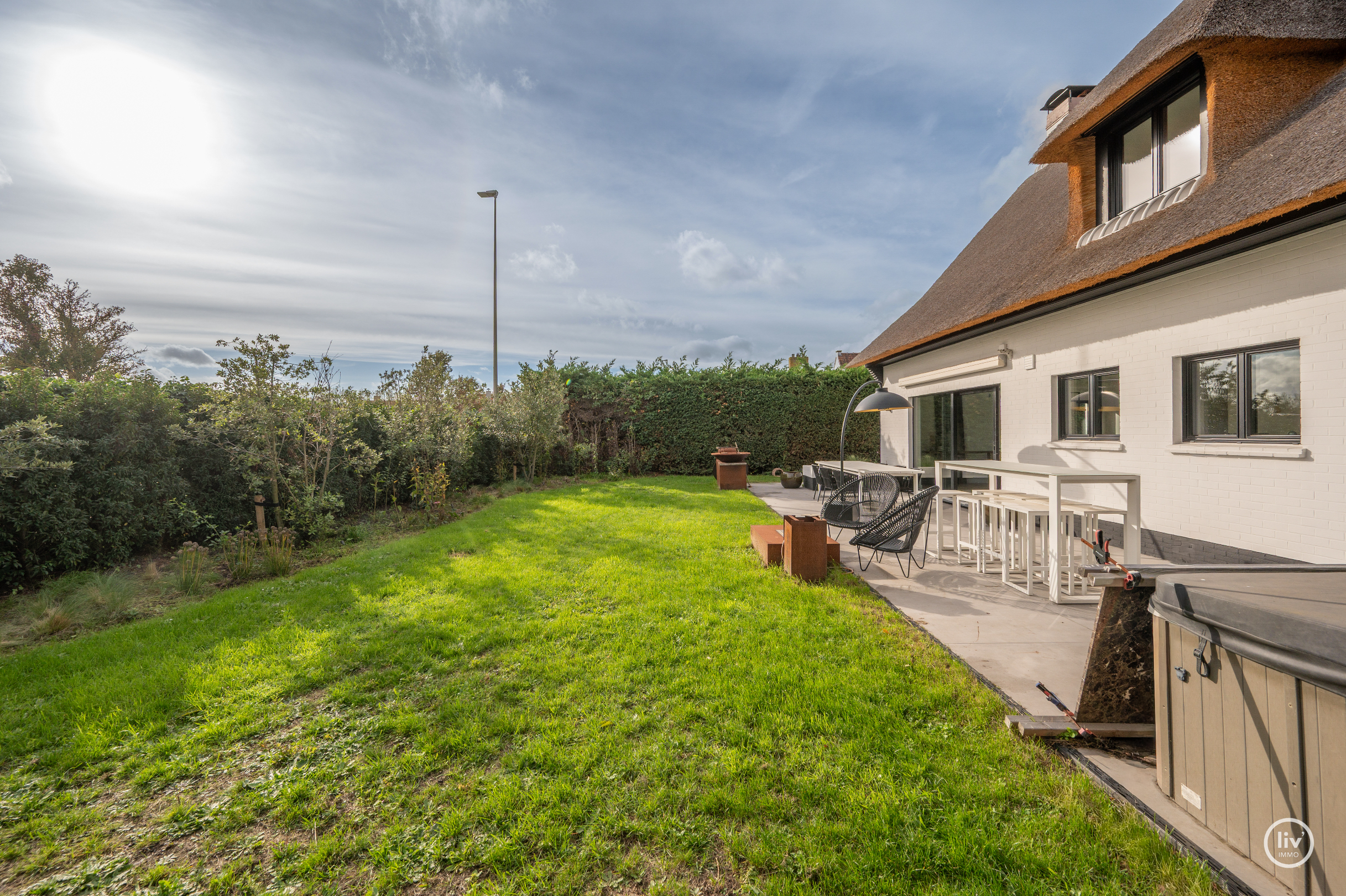 Magnifique villa rénovée avec toit de chaume, bien située près de Duinenwater à Knokke. 