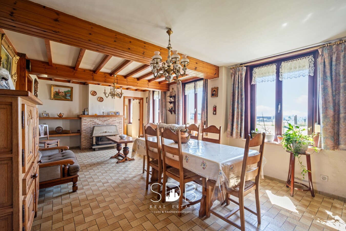 Charmante hoeve met bijgebouwen en graslanden op 1.5114m² 