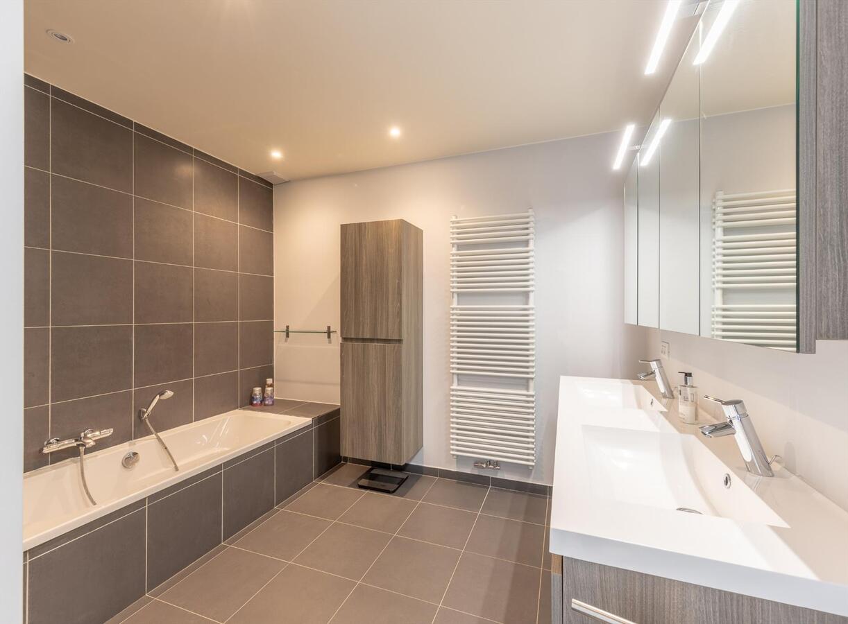 Zeer ruime woning met bijzonder veel licht én luxe  !    IDEAAL VOOR GROOT GEZIN !! 