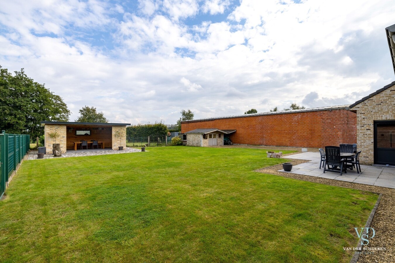 Tijdloze vrijstaande villa op ruim perceel 