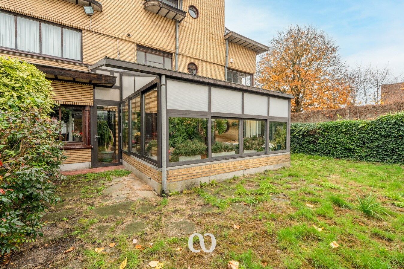 Zeer grote karaktervolle woning in art-deco stijl met tal van mogelijkheden 