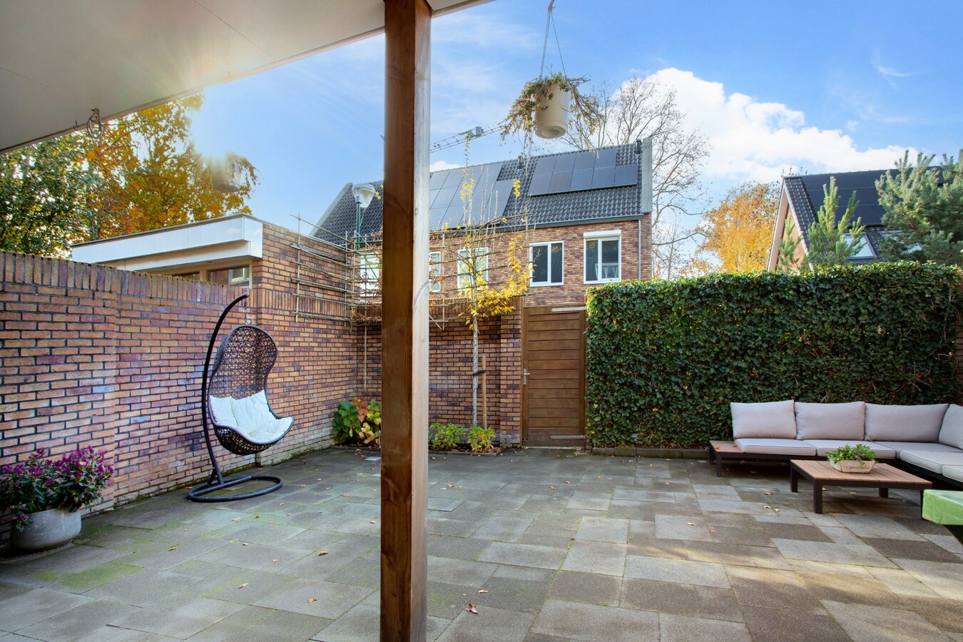 Zeer ruime hoekwoning met volop leefruimte en groen uitzicht in kindvriendelijke wijk! 