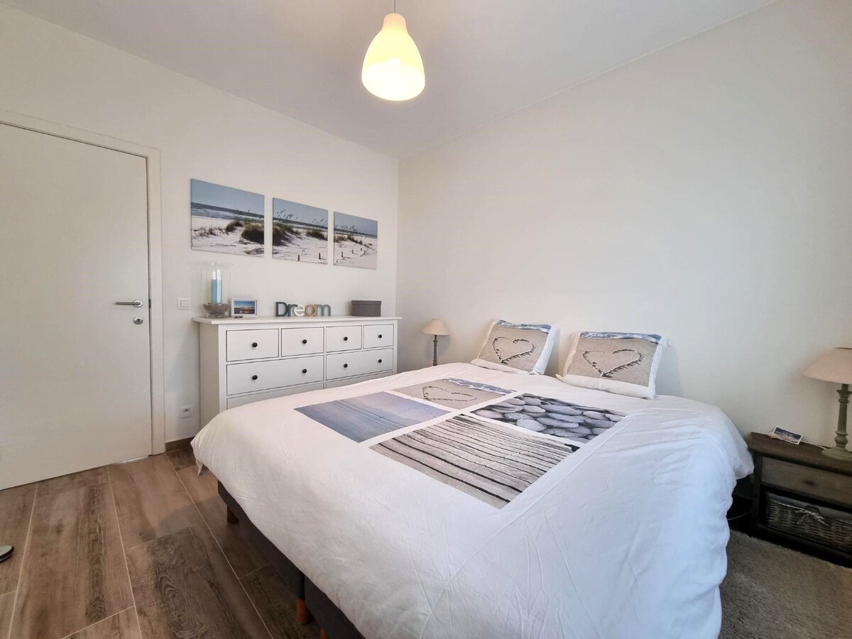 Knap gerenoveerd, zeer lichtrijk hoekappartement te Heist 