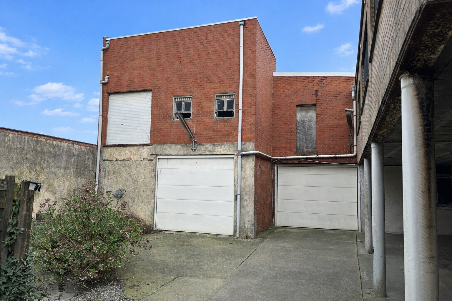 Handelspand bestaande uit winkel met woning, productieatelier en groot magazijn, Torhout 