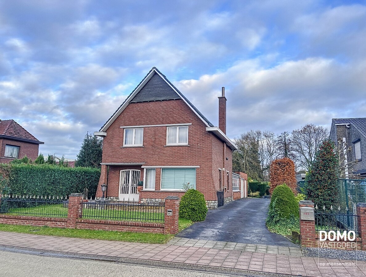 Ruime open bebouwing met tuin gelegen te Kermt. 