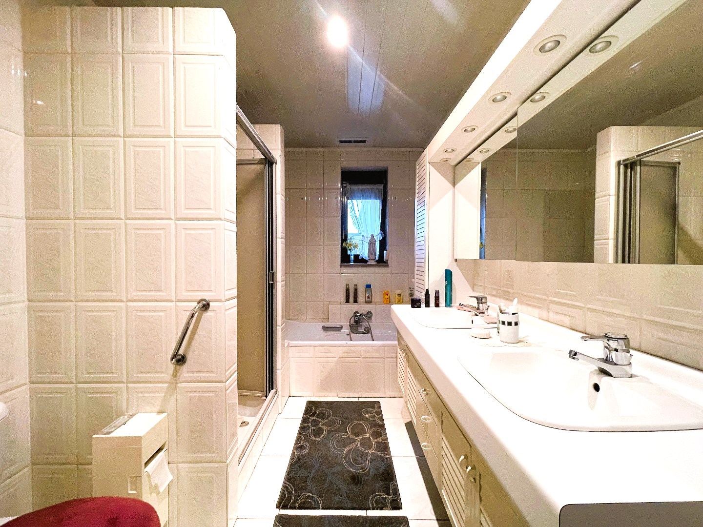 Woning met ruim magazijn op 2266 m² 