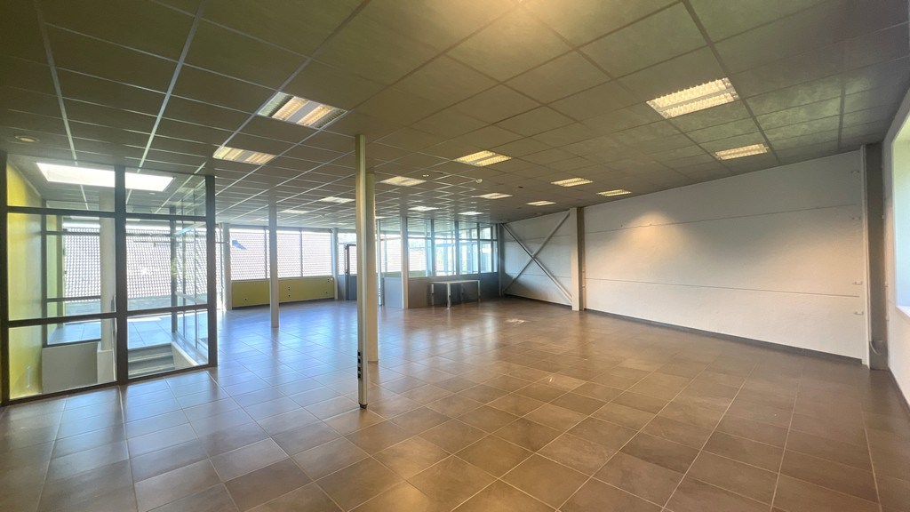 Bedrijfsgebouw met woning te koop vlakbij N60 in Gavere