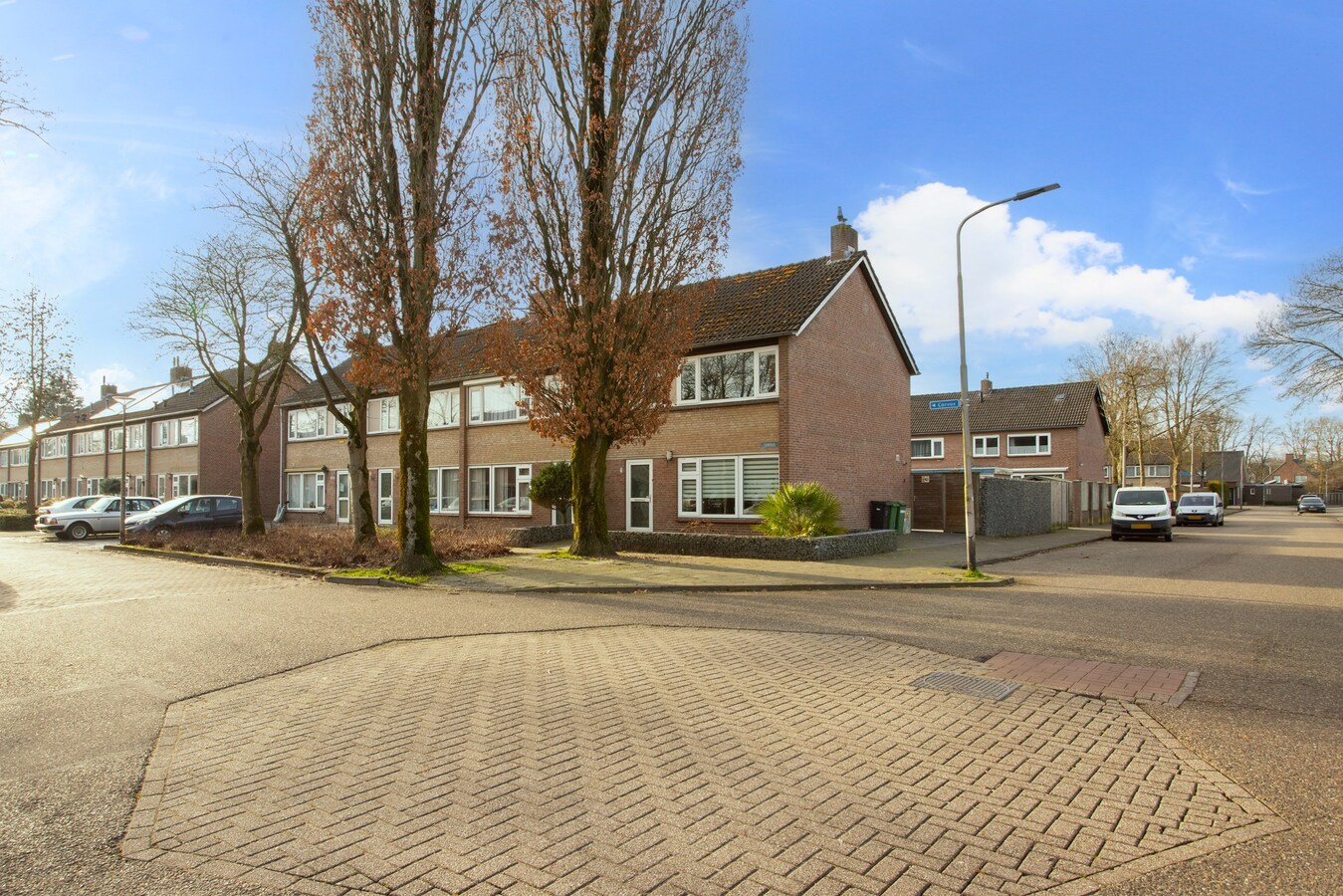 Instapklare tussenwoning waar comfort, ruimte en een fijne woonomgeving samenkomen. 