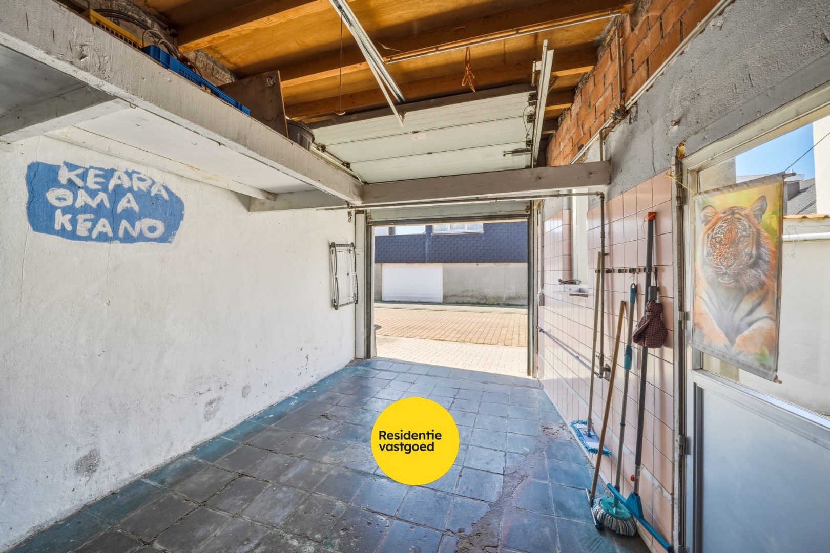 Op te frissen hoekwoning met garage in Bredene 