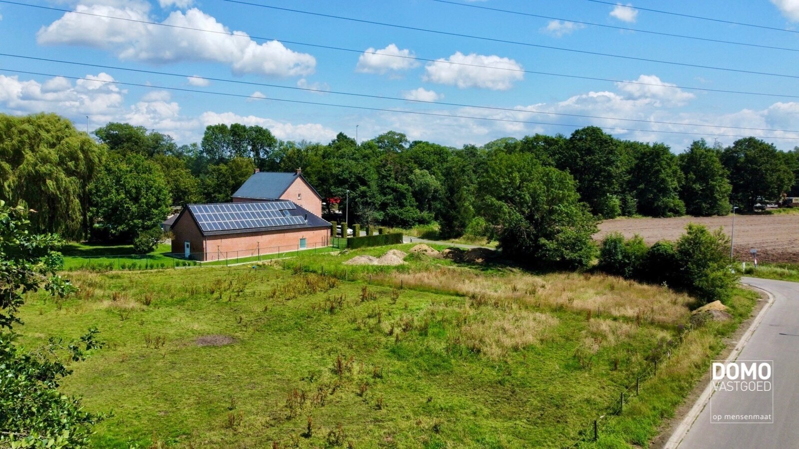 Ruime bouwgrond voor een half open bebouwing, gelegen op een perceel van 7a30ca. 
