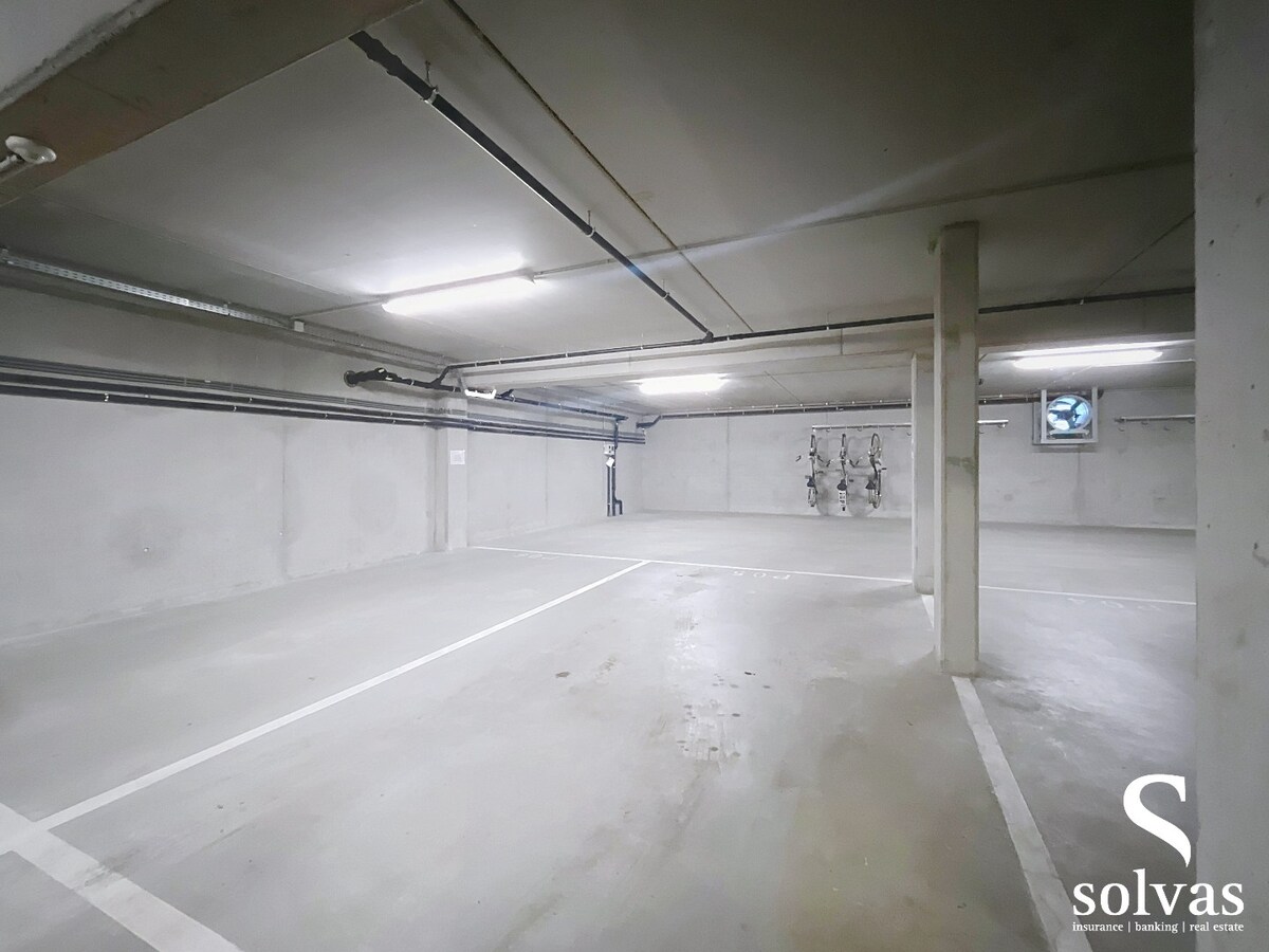 Commercieel kantoor op toplocatie in Aalter met 5 bureau ruimtes 