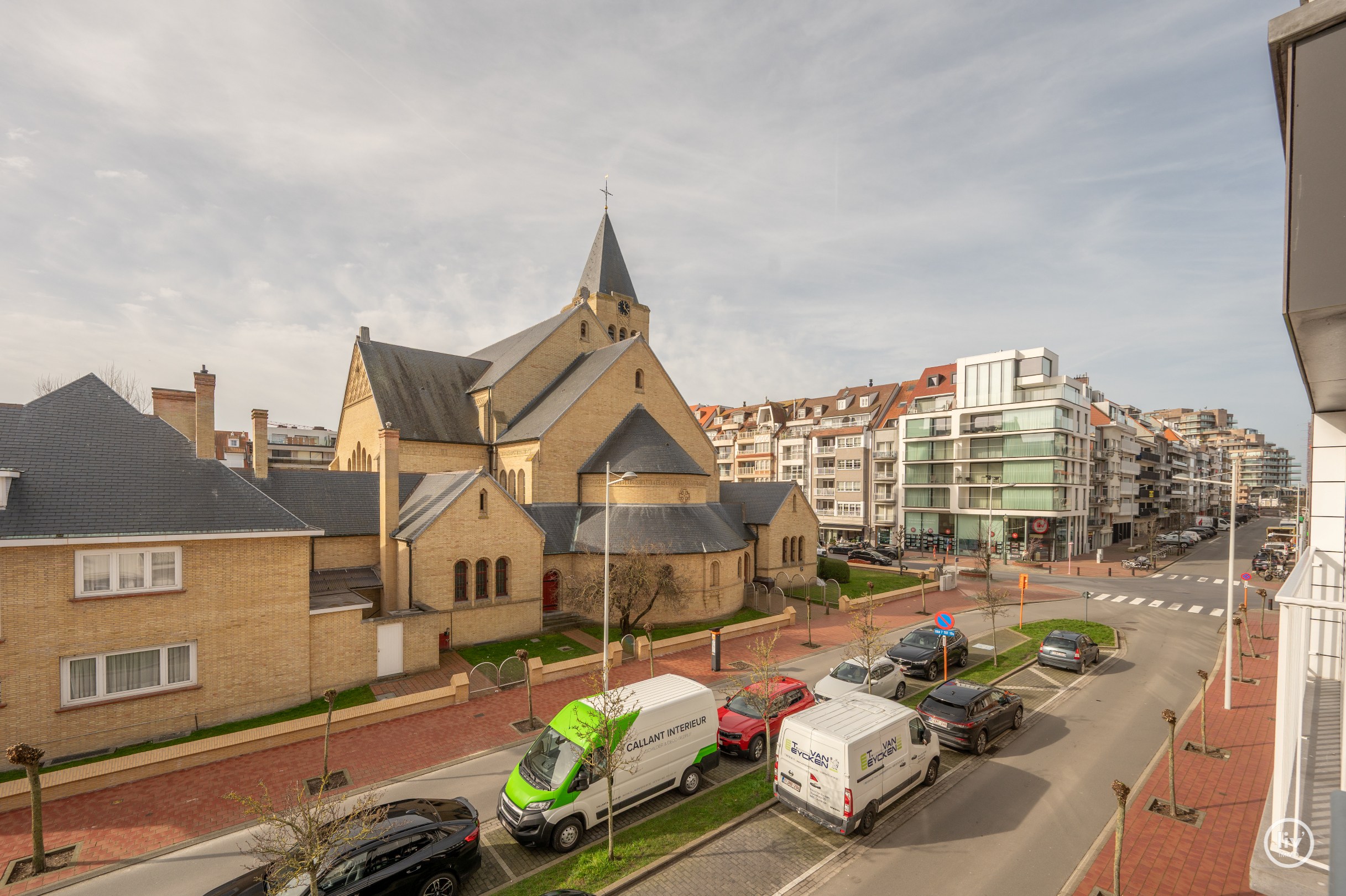 Dit uitstekend gelegen en bijzonder lichtrijke appartement geniet van een open zicht op de Heilig Hartkerk en dankzij de gunstige oriëntatie baadt het de hele dag in het zonlicht. Een aangename woonpl 