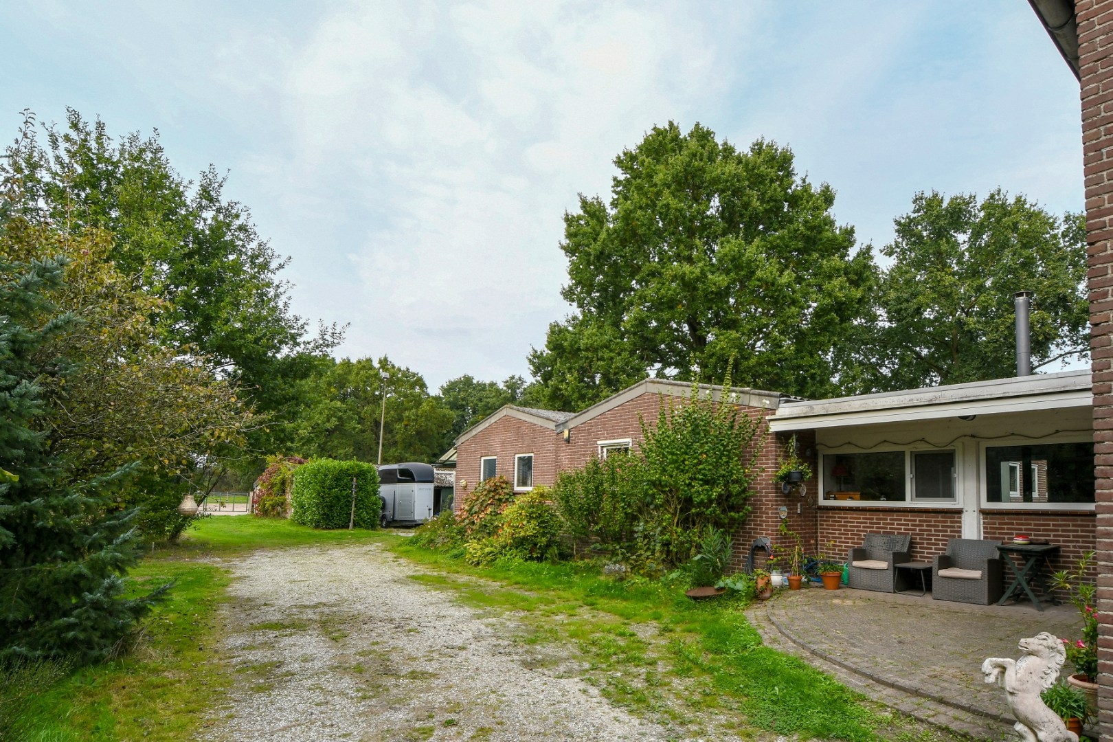 Vrijstaand woonhuis met inpandige garage, stal met 2 paardenboxen, vrijstaande inloopstal en verlichte zandpaddock met longeercirkel op een perceel van ruim 18.500 m2. Ideaal voor paardenliefhebbers. 