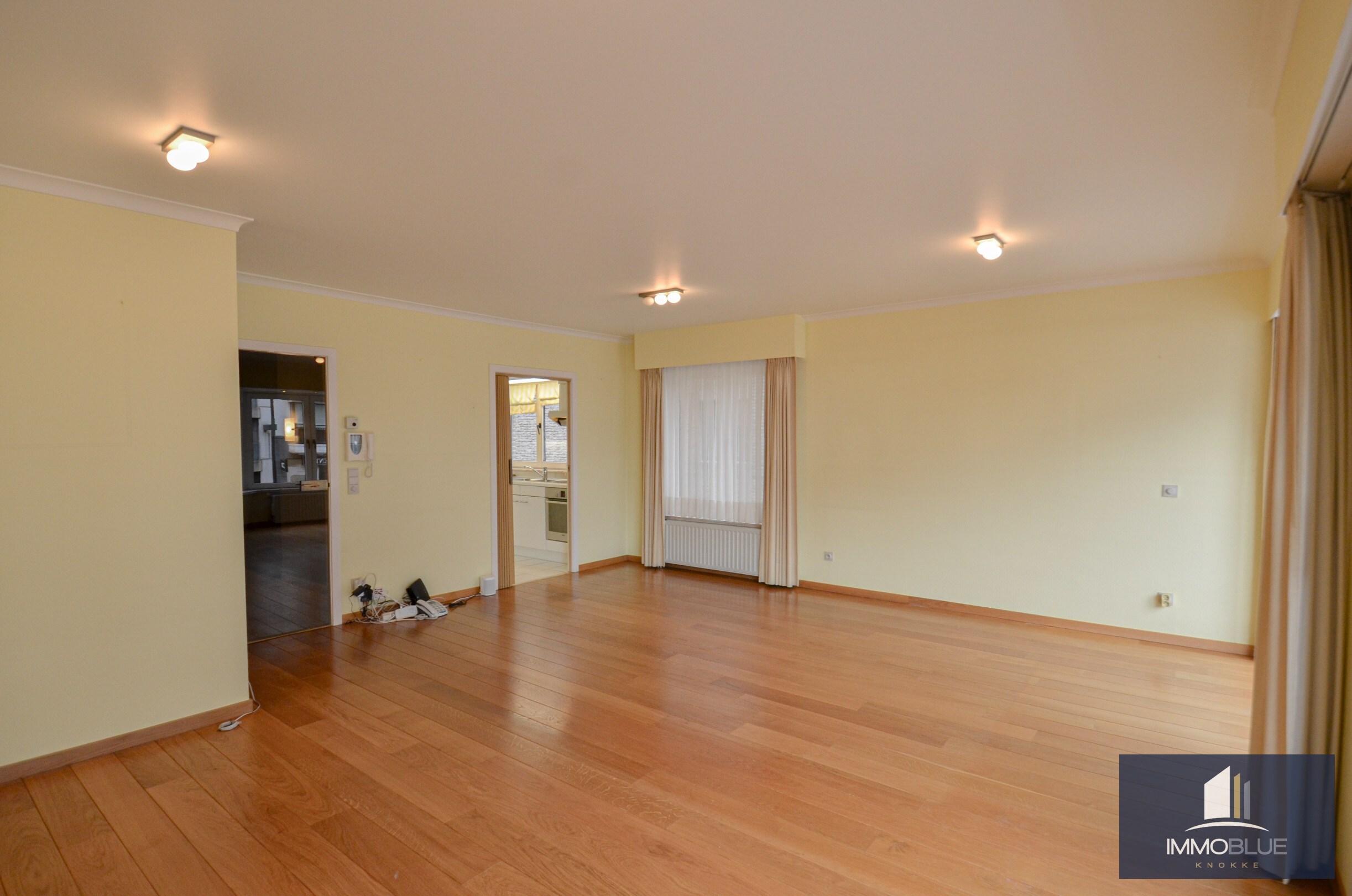 Lichtrijk hoekappartement met ruime terrassen gelegen in een klein residentie. 