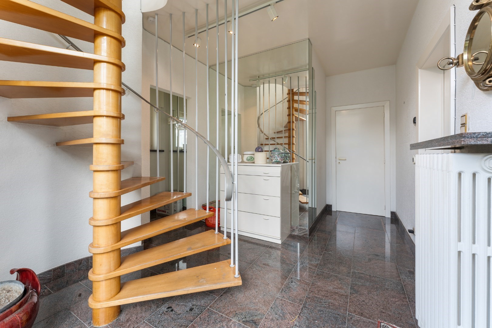 Inkomhal met gastentoilet en vestiaire