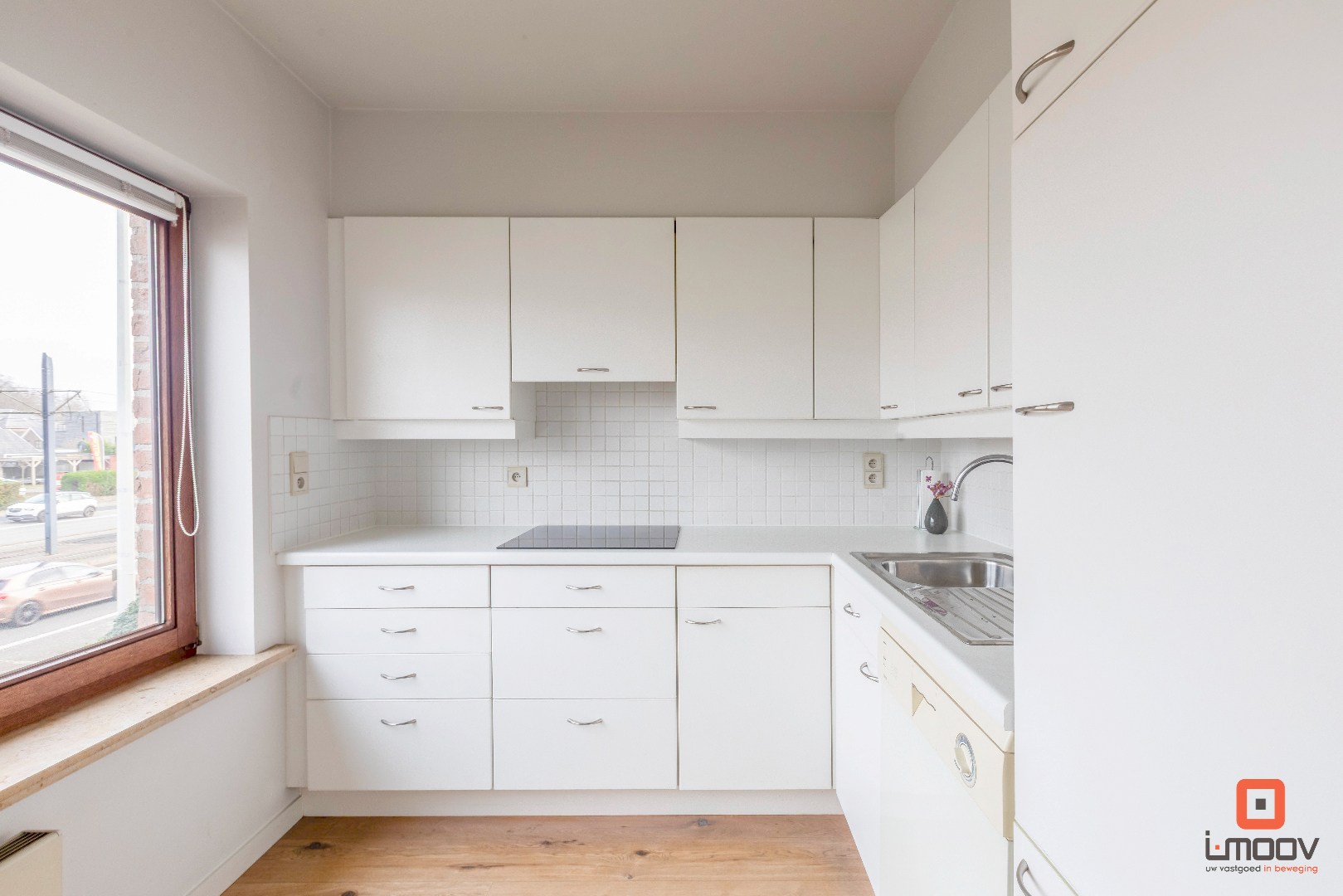 Instapklaar twee-slaapkamerappartement met zonnig terras op sterke locatie in Gentbrugge 