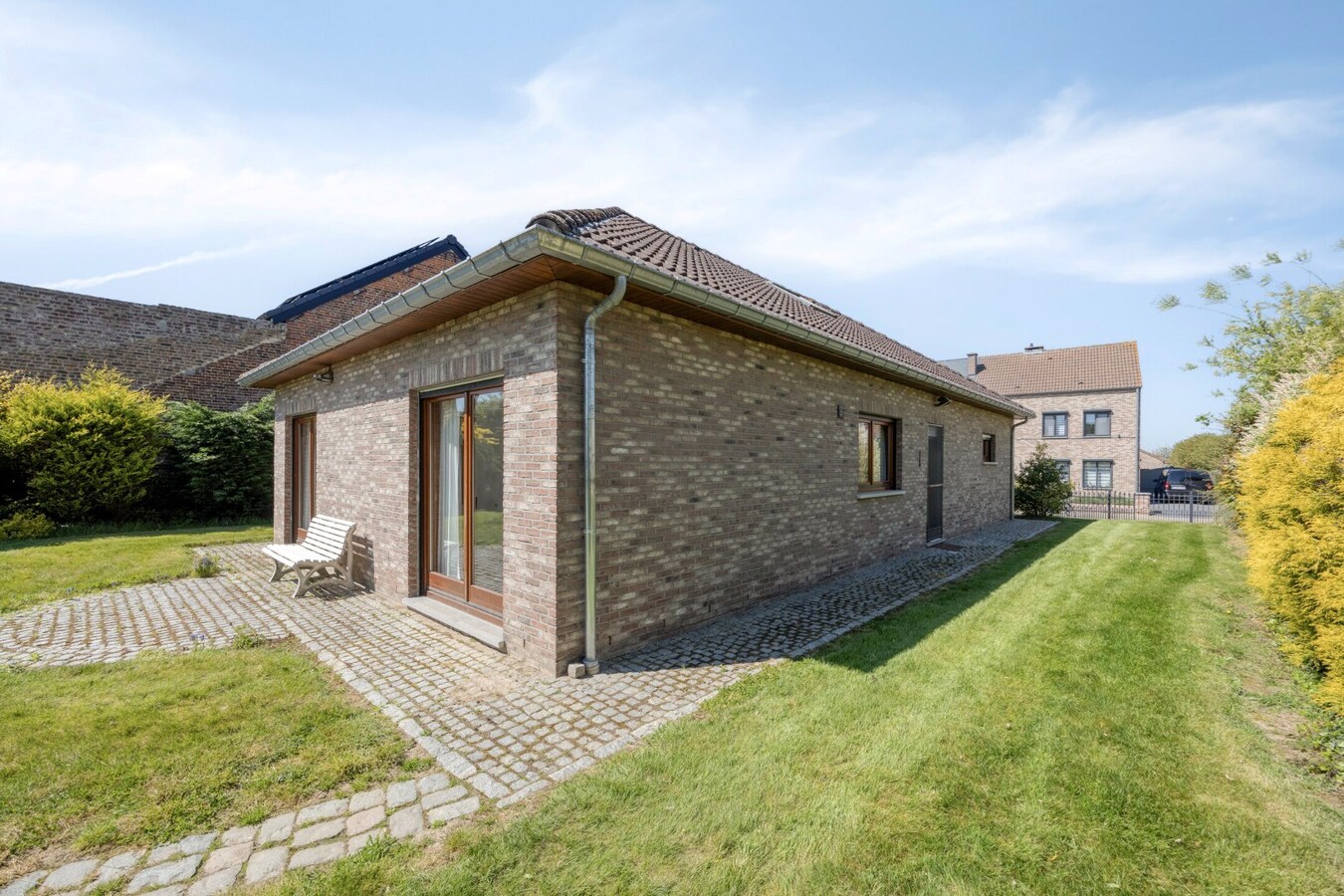Instapklare bungalow met zuidtuin, garage en rust in Outgaarden 