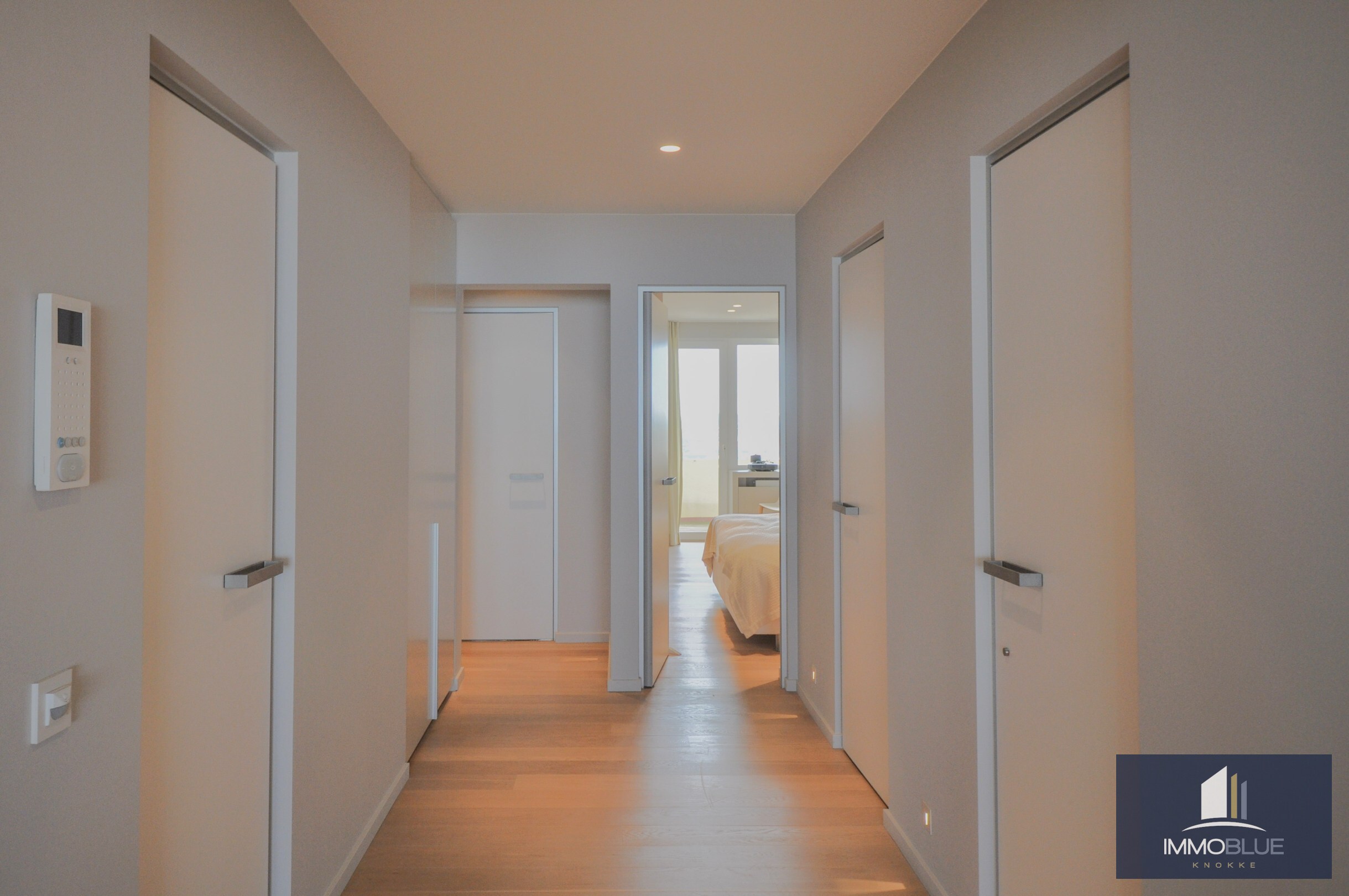 L’appartement bénéficie d’une double orientation, avec une vue frontale sur la mer à l’avant et une vue dégagée sur l’arrière-pays à l’arrière. 
