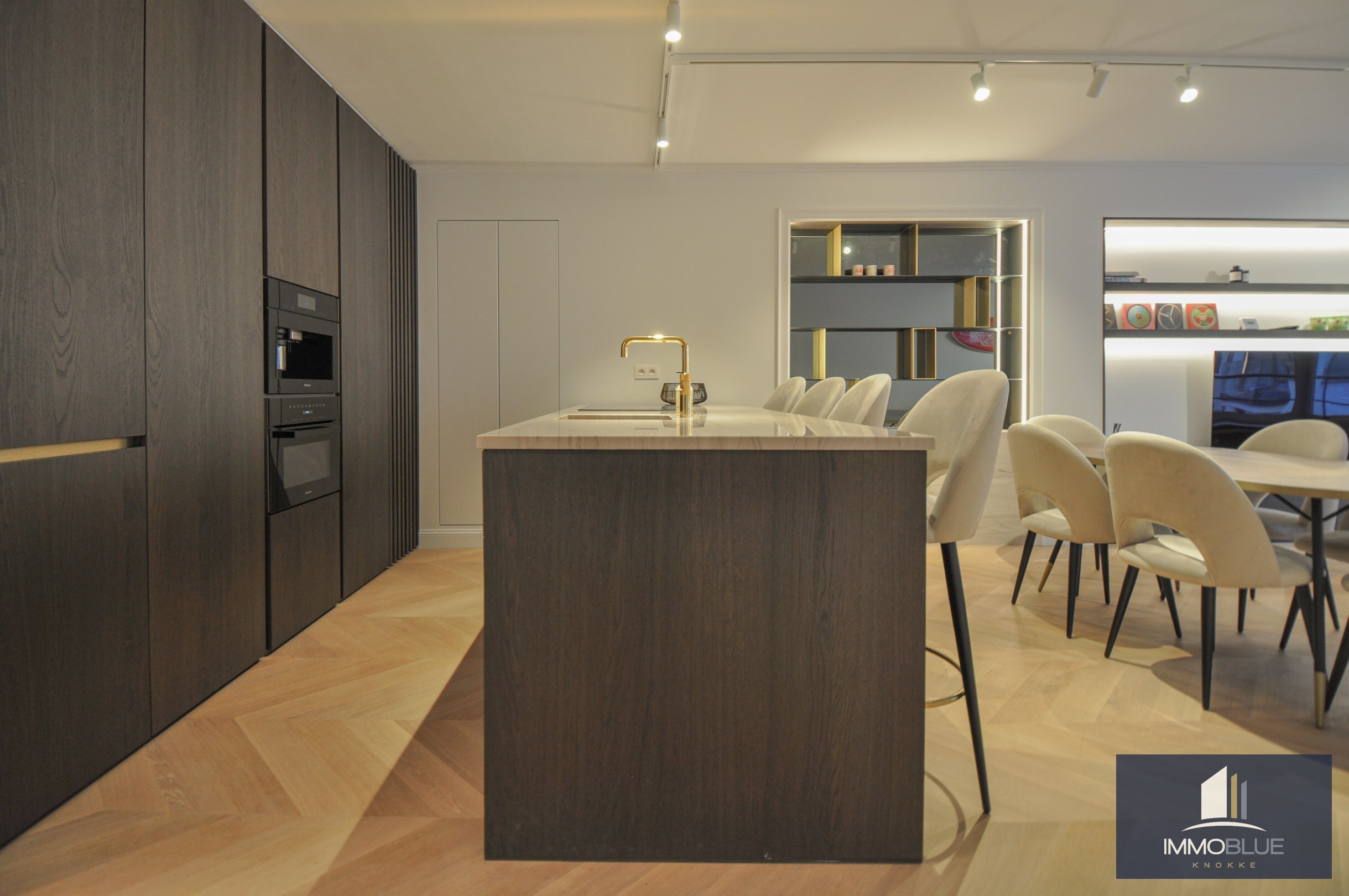 Hoogwaardig volledig gerenoveerd appartement met zijdelings zeezicht en zicht op de Kustlaan. 