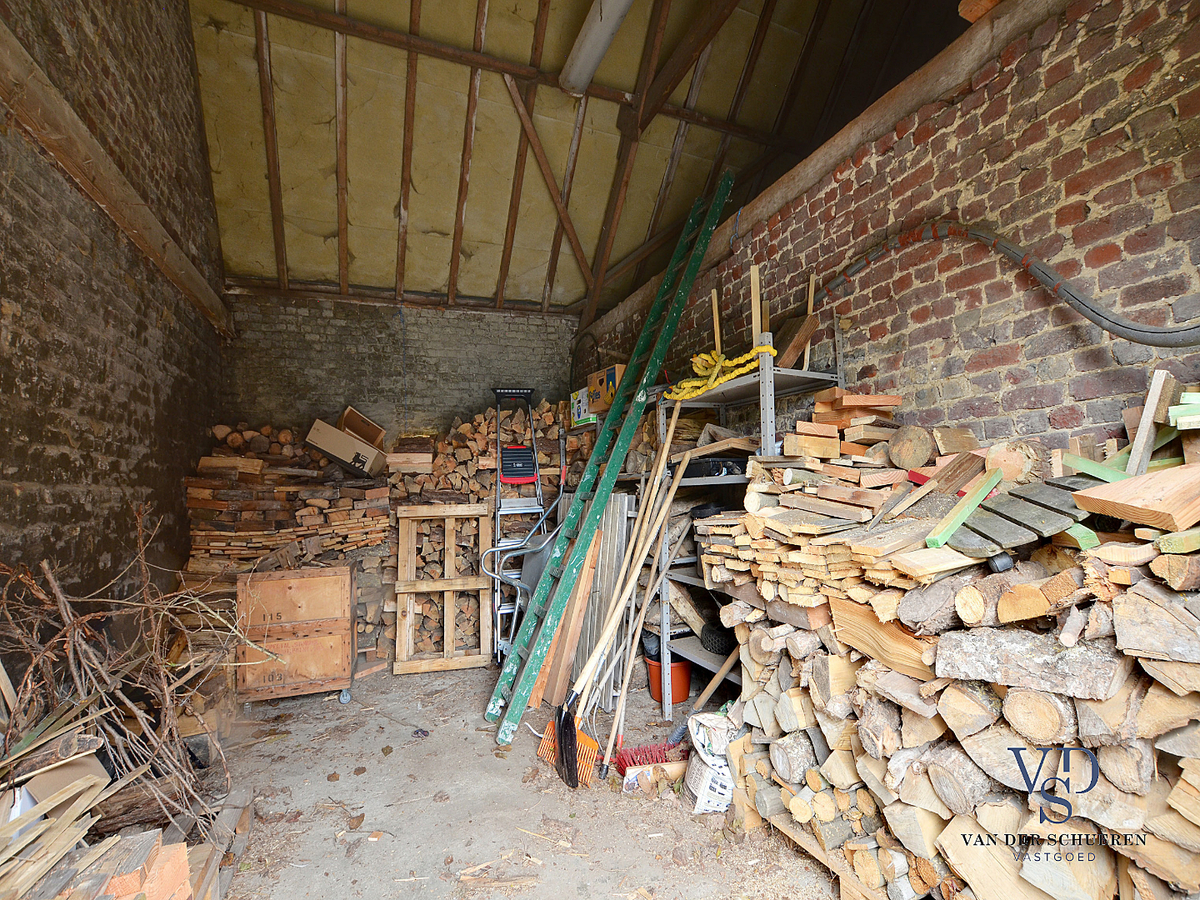 Karaktervolle, te renoveren woning (op bijna 900 m²). 