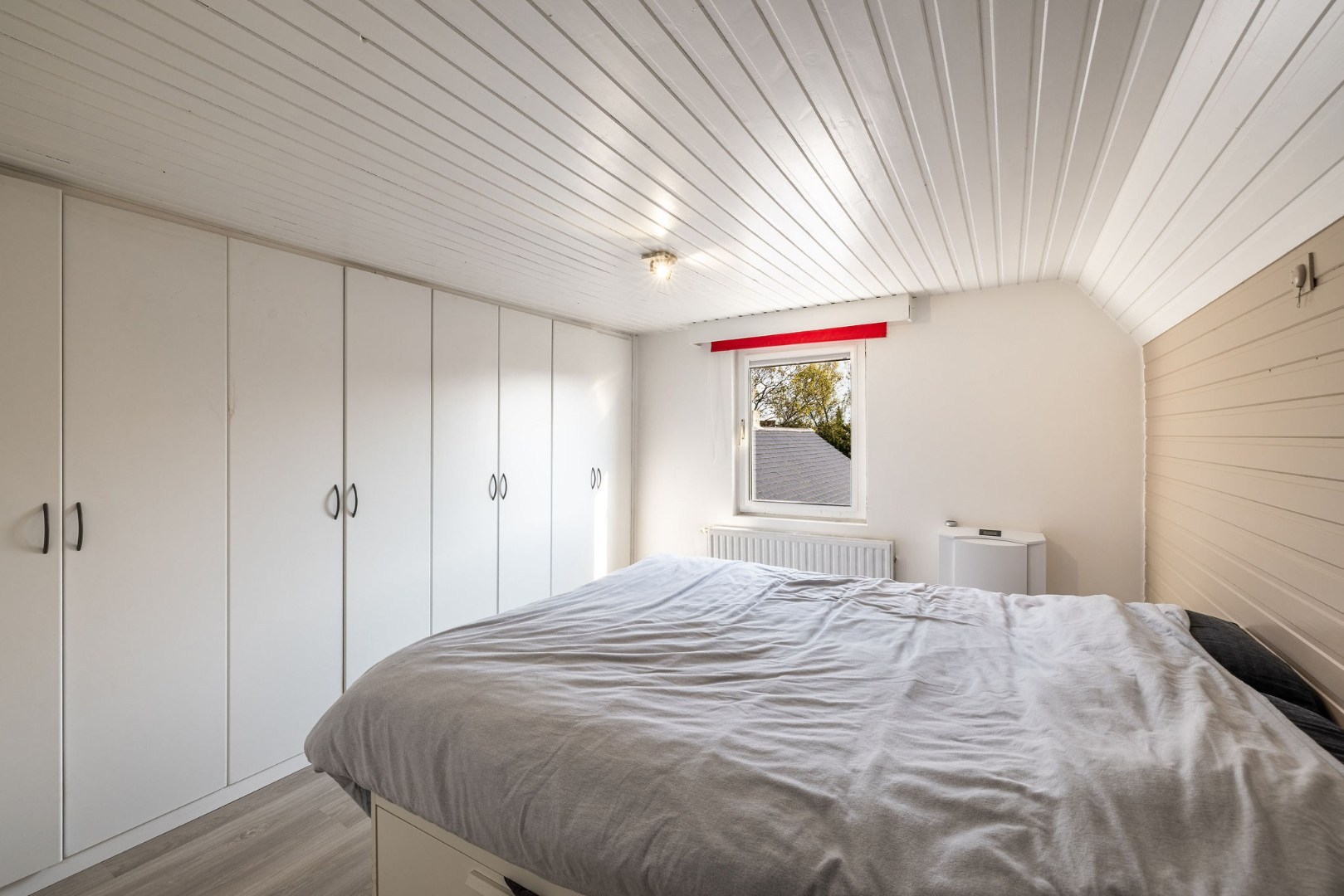 Authentieke woning met zonnige tuin, garage en bouwgrond 