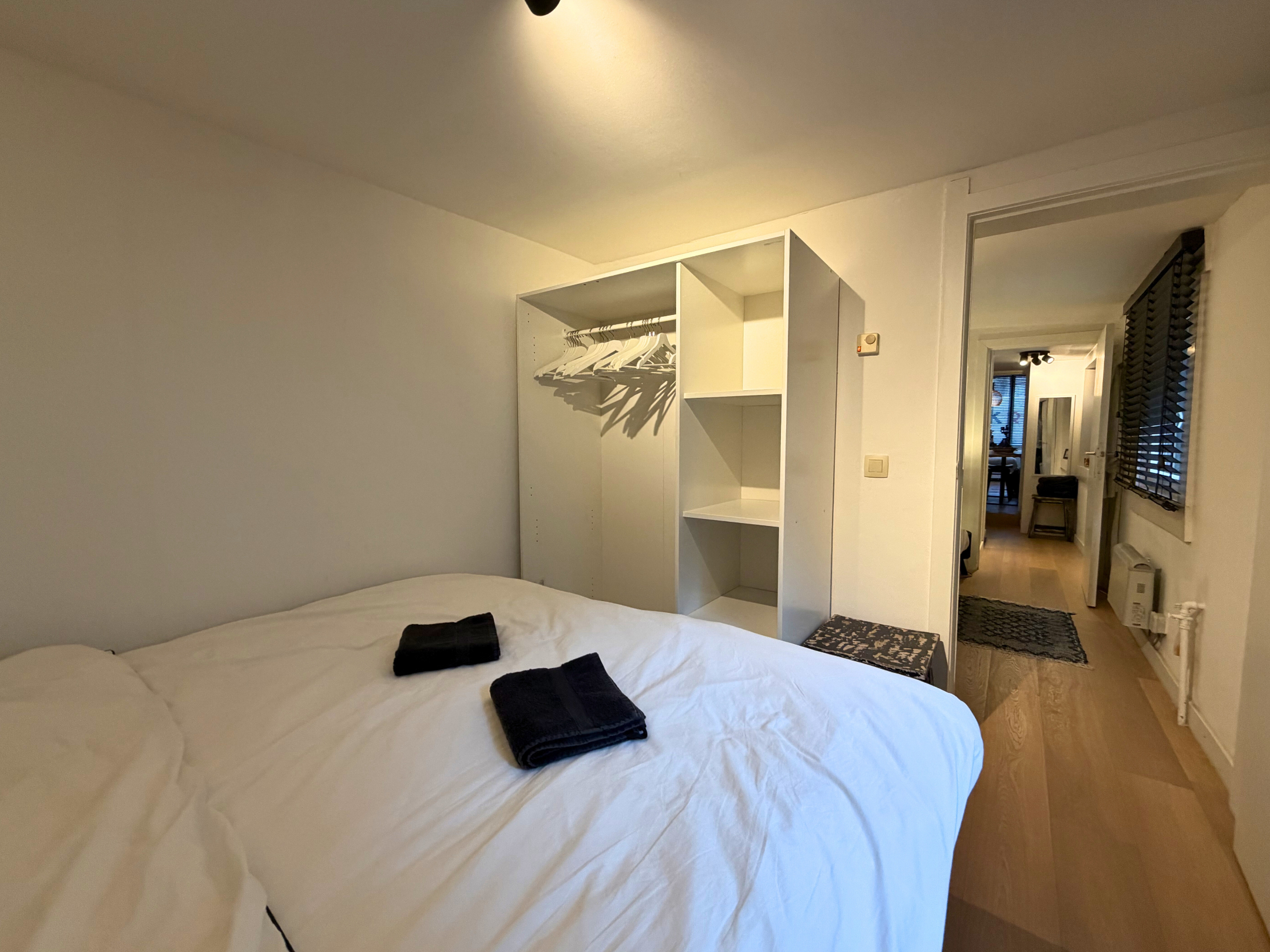 Instapklaar gelijkvloers-appartement met 2-slaapkamers centraal liggen tussen het Zoute en de Lippenslaan. 