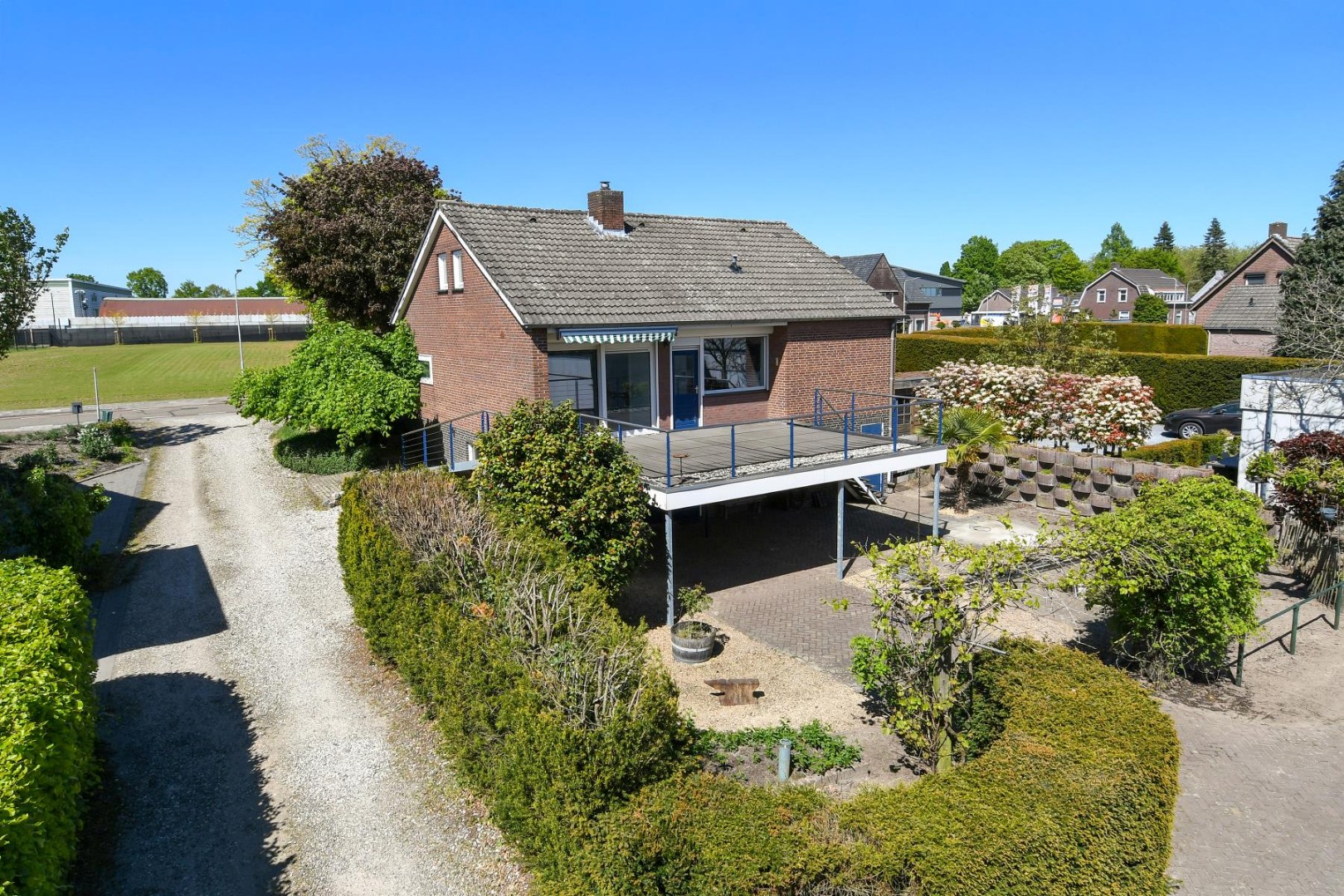 Verrassend ruime levensloopbestendige woning met vier slaapkamers, terras en souterrain met ruime hobbyruimte en inpandige garage. 