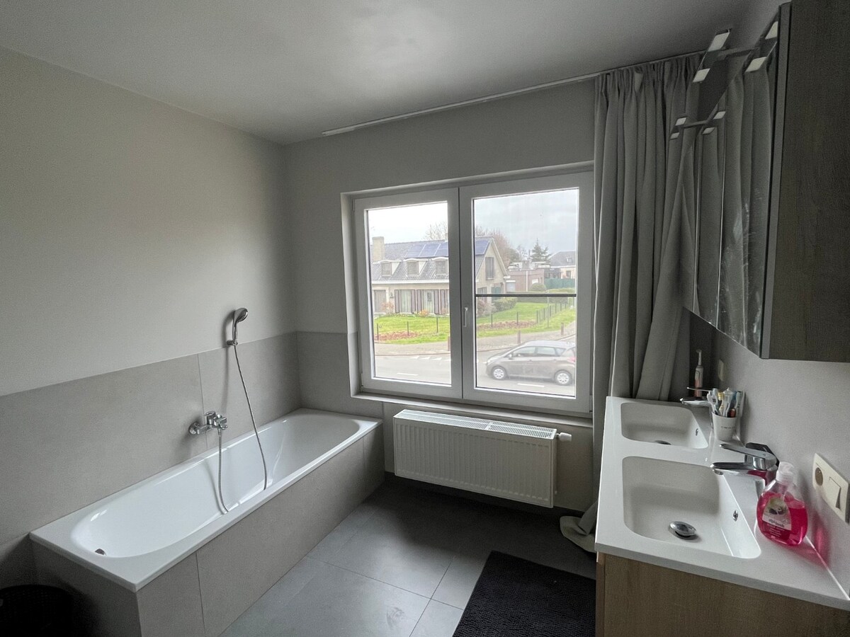 Energetisch gerenoveerde, ruime gesloten bebouwing te Kruisem 