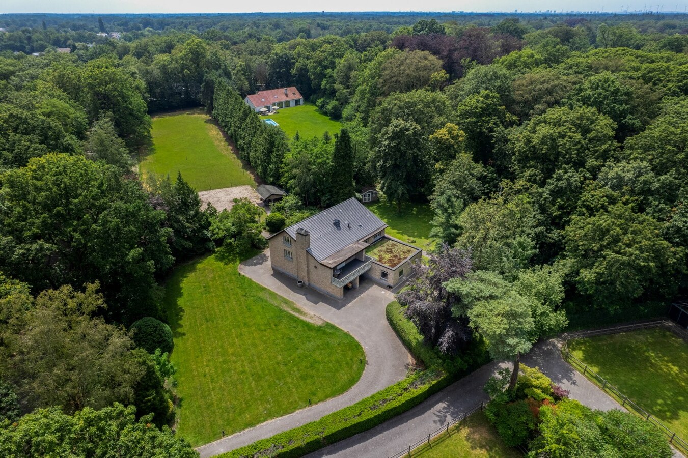 Exclusief eigendom met twee volwaardige, zelfstandige villa-woningen, een conciërgeverblijf en luxueuze paardenfaciliteiten op ruim 2 ha te Brasschaat 
