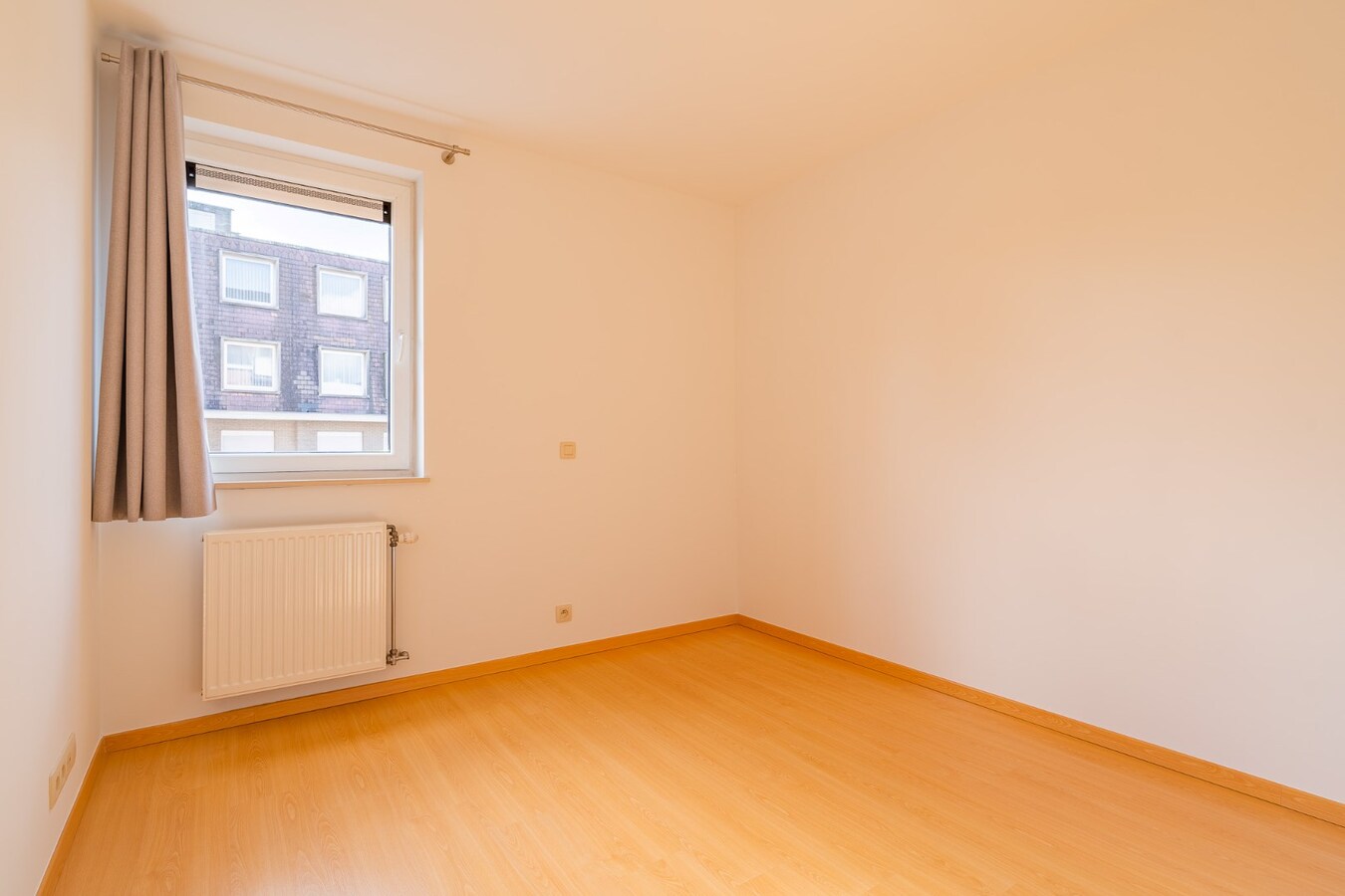 Superbe appartement 2 chambres avec balcon, parking couvert sécurisé et cave, idéalement situé, à proximité du Parc et de toutes commodités ! 