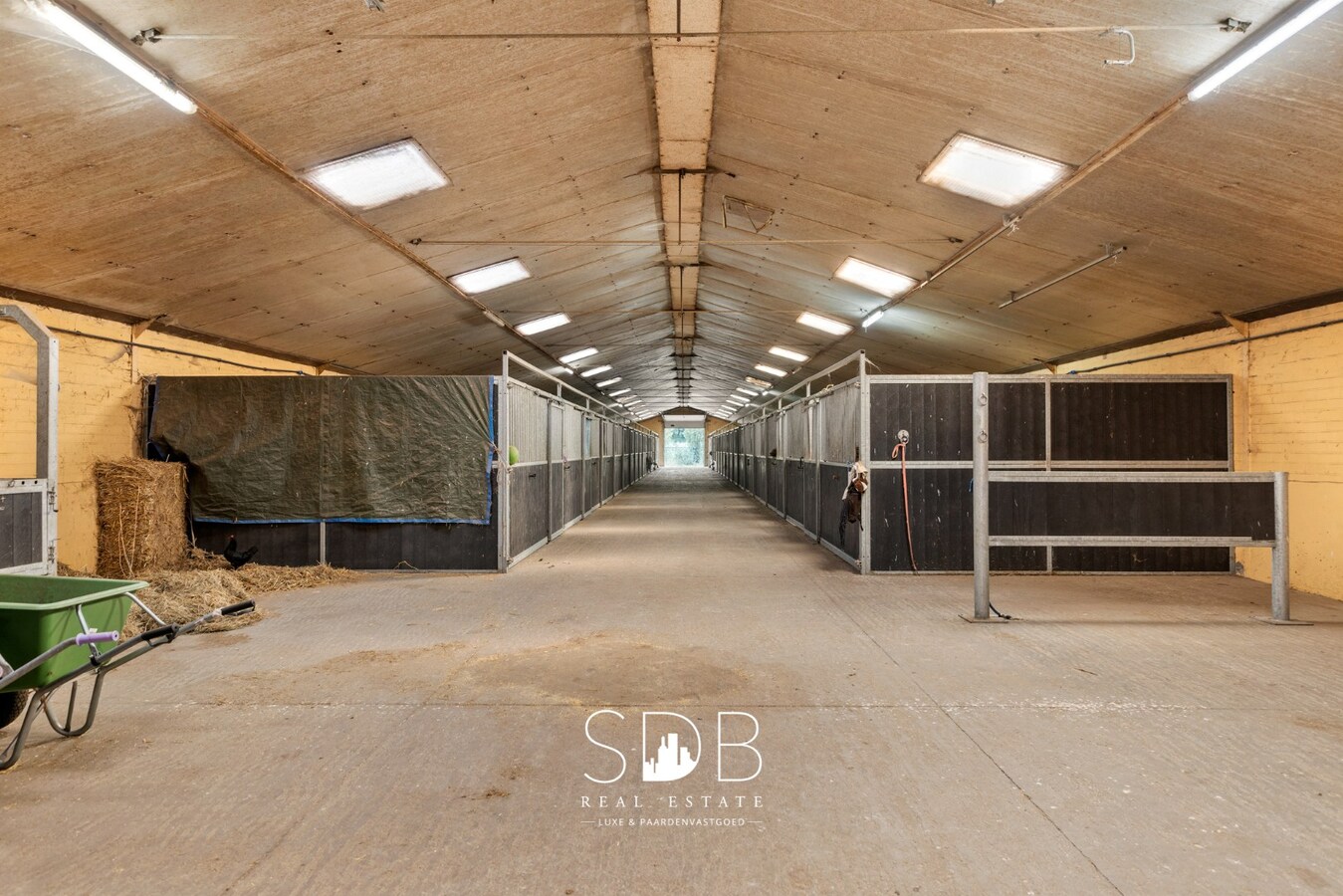 Boerderij met paardenfaciliteiten en graslanden op 14.490m² 