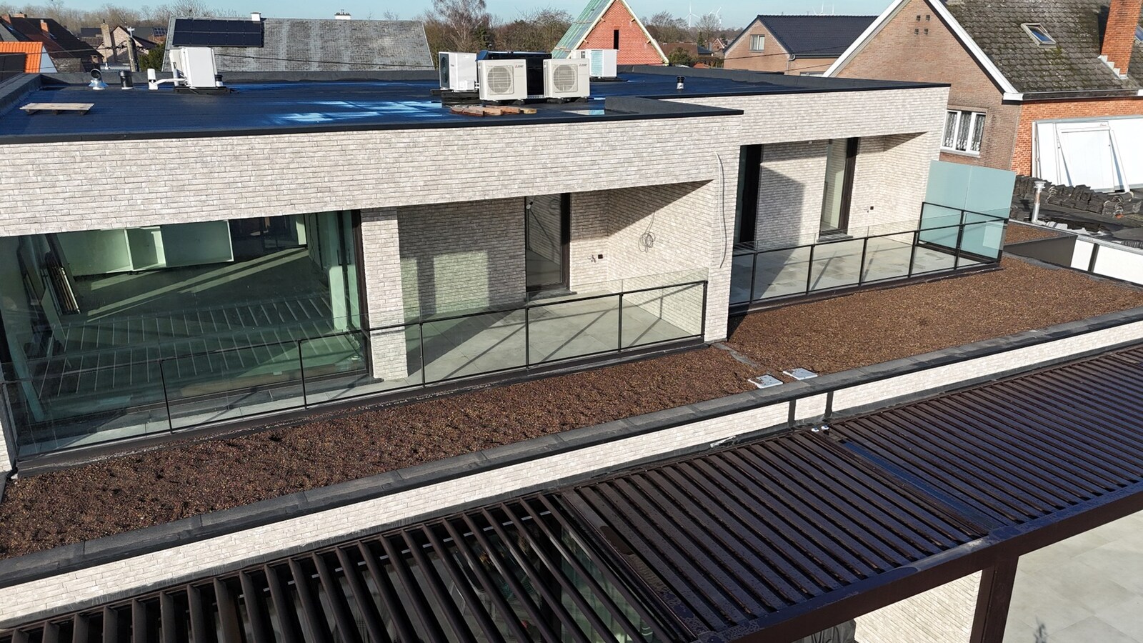 HOOGWAARDIG AFGEWERKT APPARTEMENT VAN 122,50 M² MET 2 SLAAPKAMERS, RUIM TERRAS EN PARKEERPLAATS TE CENTRUM TUILT 