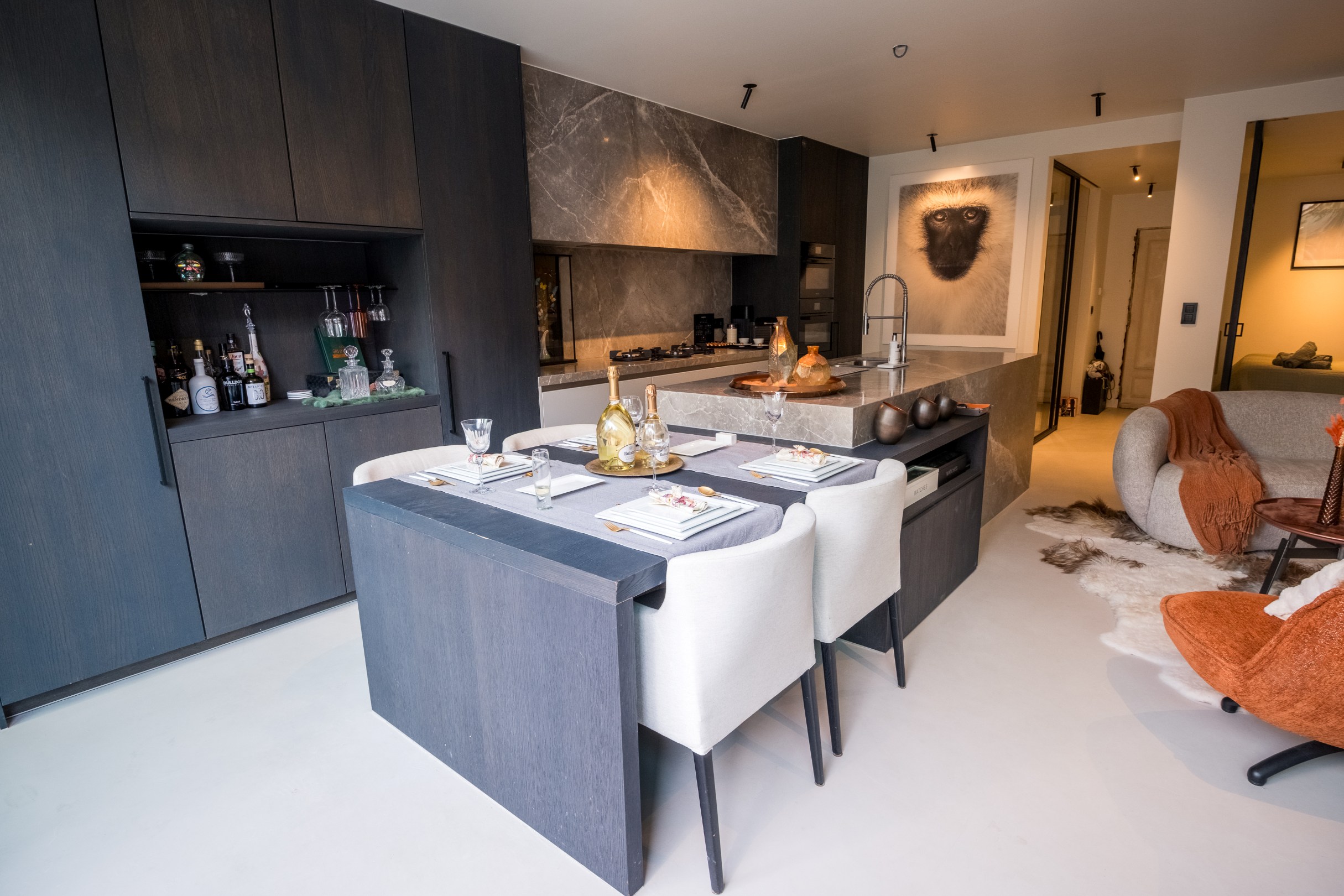 Dans un emplacement de choix, à quelques pas de la mer, se trouve cet appartement exclusif de plain-pied avec un jardin exceptionnellement spacieux et ensoleillé. Une combinaison rare de vie privée, d 