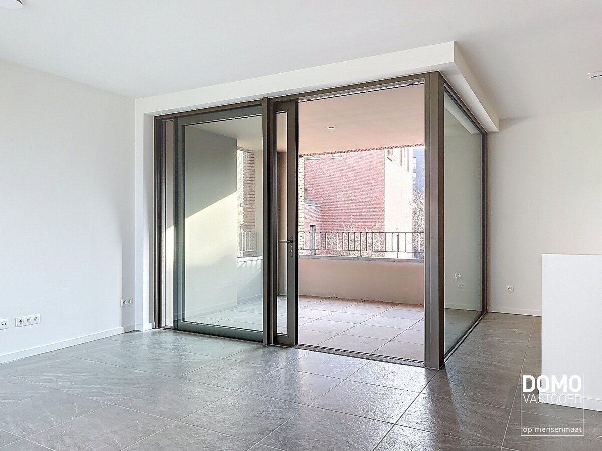 PRACHTIG APPARTEMENT MET ZONNIG TERRAS, 2 SLAAPKAMERS EN GARAGEBOX TE HUUR IN HET CENTRUM VAN HASSELT 