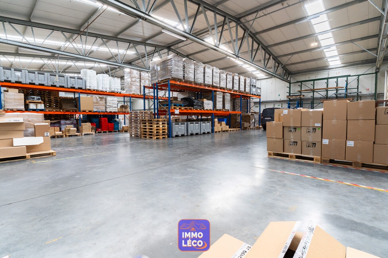 Bâtiment industriel de +/- 2000m² avec bureaux et parking, dans le zoning industriel ! 