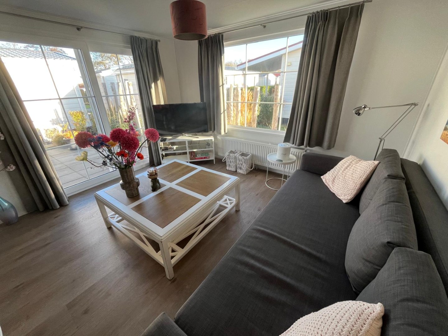 Ontsnap aan de dagelijkse drukte en geniet van een heerlijke vakantie in de te koop aangeboden sfeervolle chalet (nr. 244) op park Duinzicht te Koudekerke! 