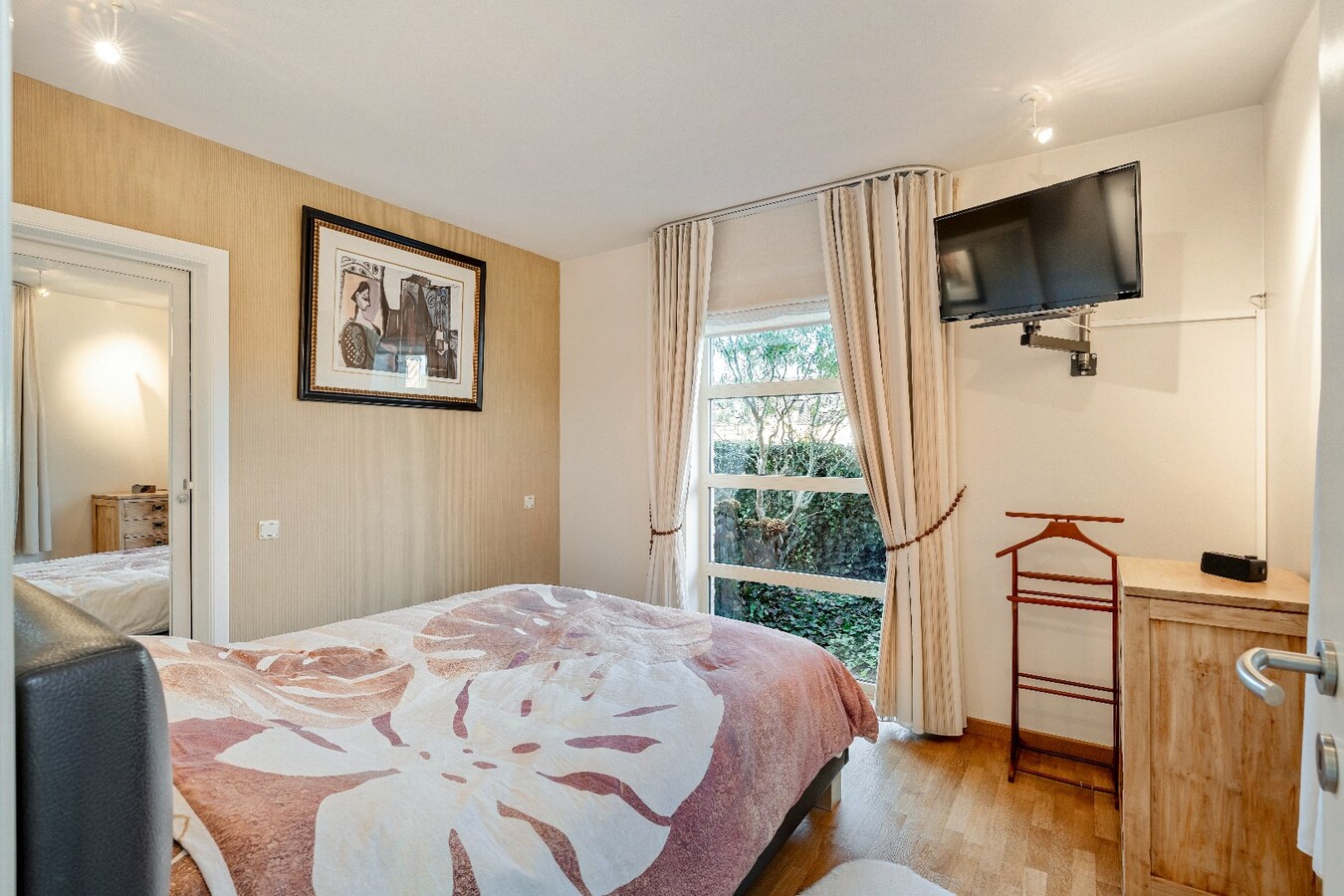 Duurzame, veelzijdige woning met karakter, energiezuinig comfort én prachtige tuin, op toplocatie. 