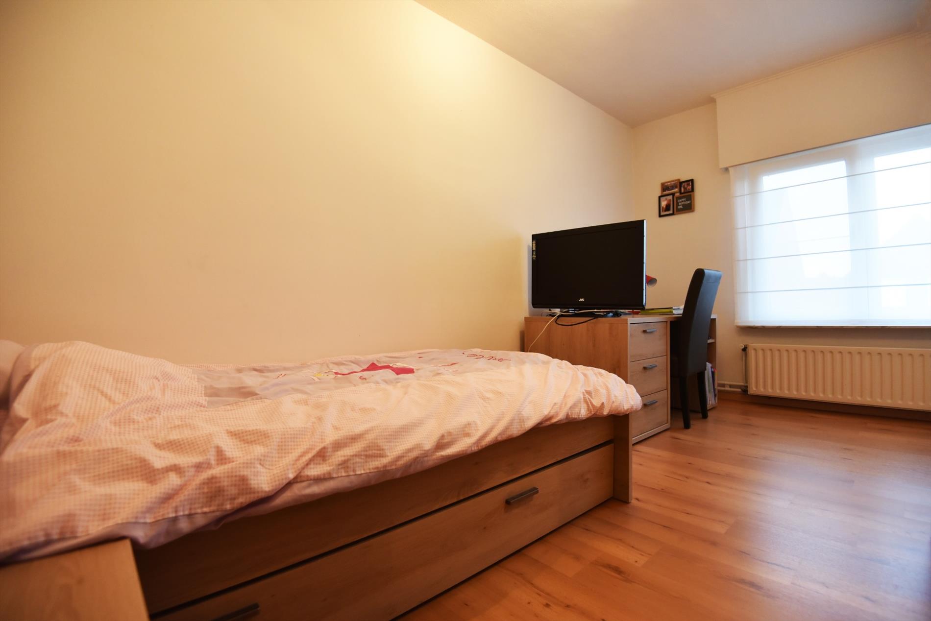 Gerenoveerde woning met 3 slpks, voortuin, terras en garage te Maldegem 