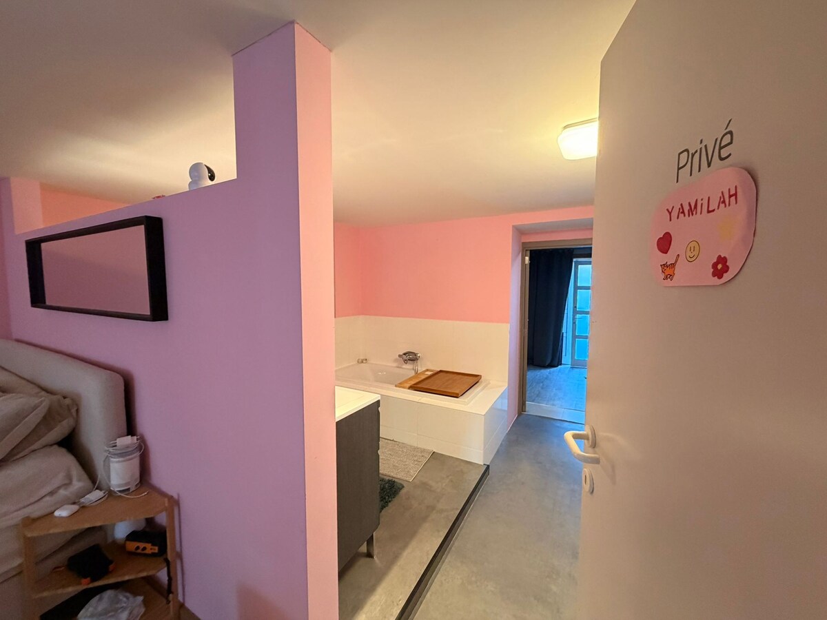 Instapklaar landhuis met bewezen B&amp;B, wellness, dierenfaciliteiten en uitzonderlijk privacy wonen en ondernemen in Maasmechelen. 