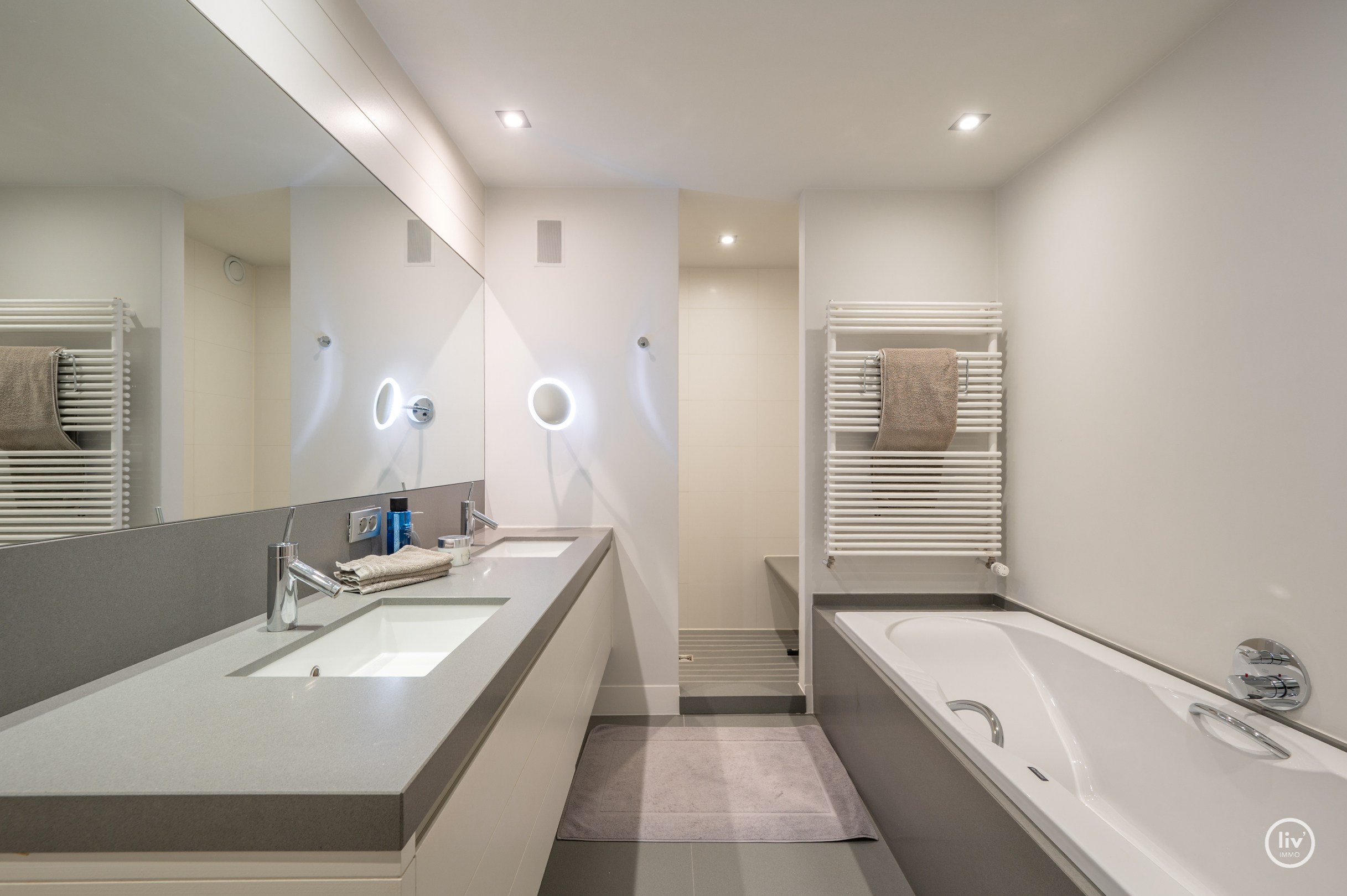 Récente mezzanine de 292 m2 située au centre avec de grandes terrasses, située dans la Vanbunnenlaan à Knokke. 