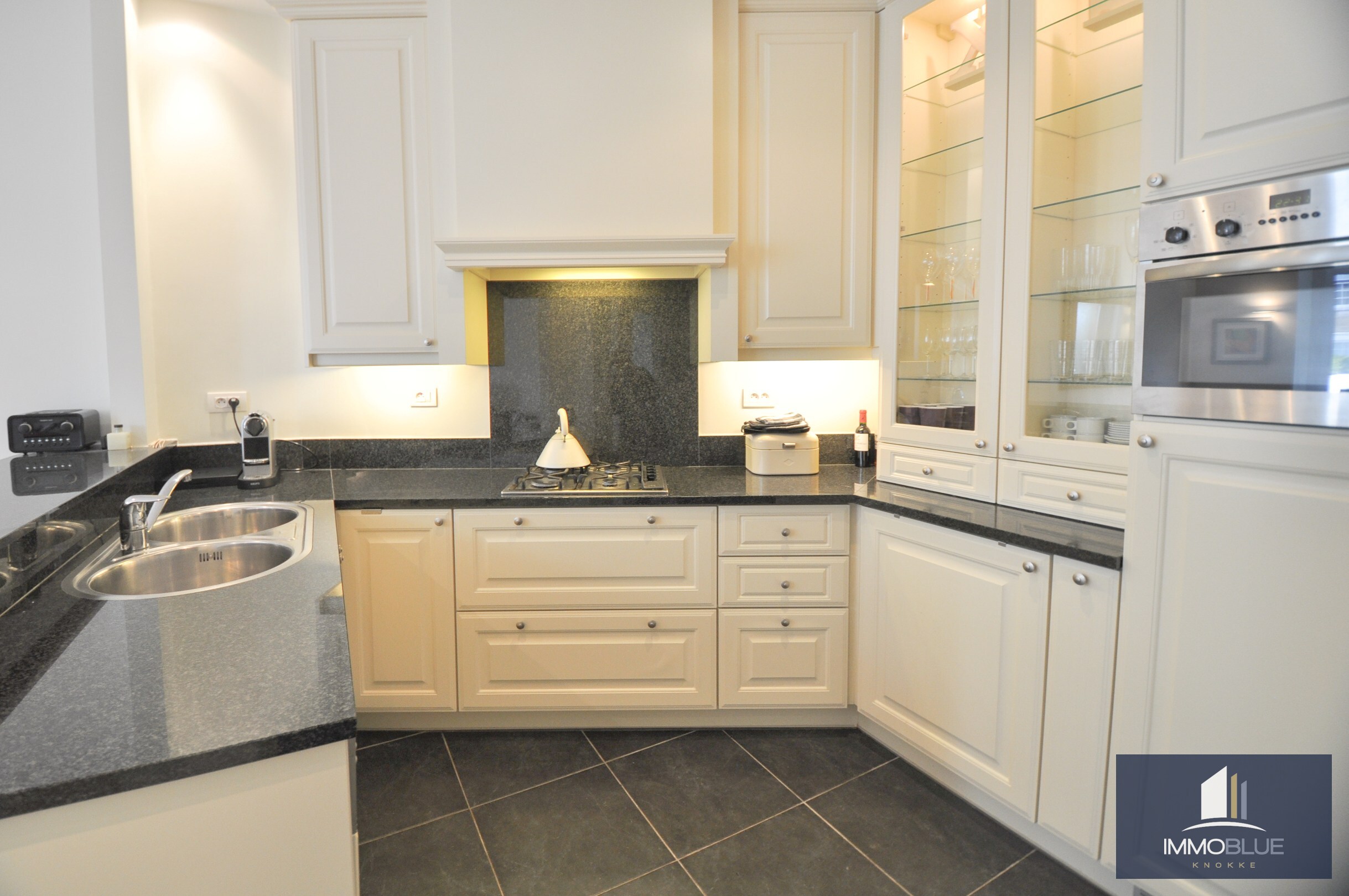 Appartement plein de charme situé dans une résidence emblématique à quelques pas de la place Albert. 