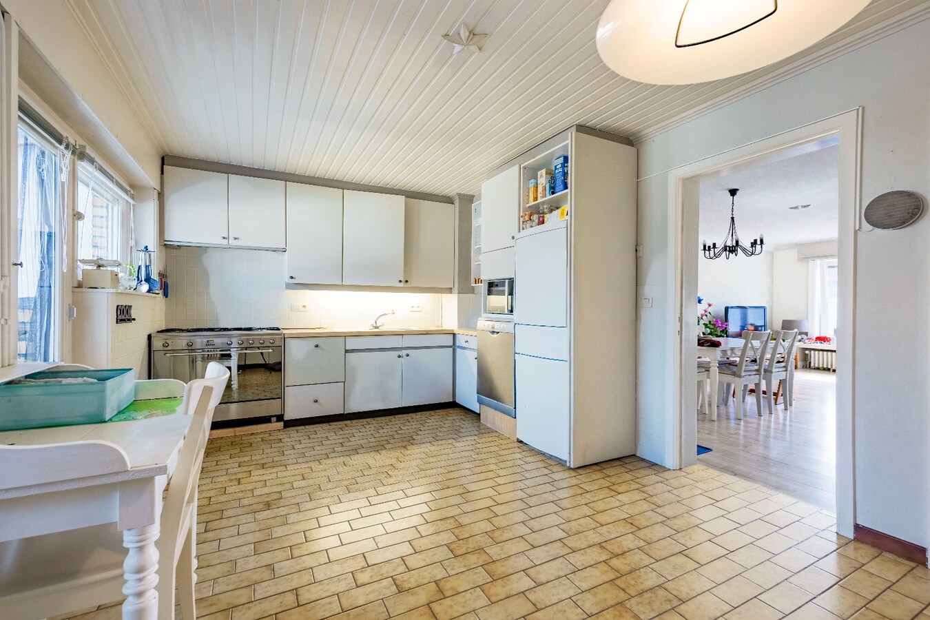 Instapklare bel-etagewoning met garage, zonnepanelen en aangename buitenruimte in het centrum van Heist. 