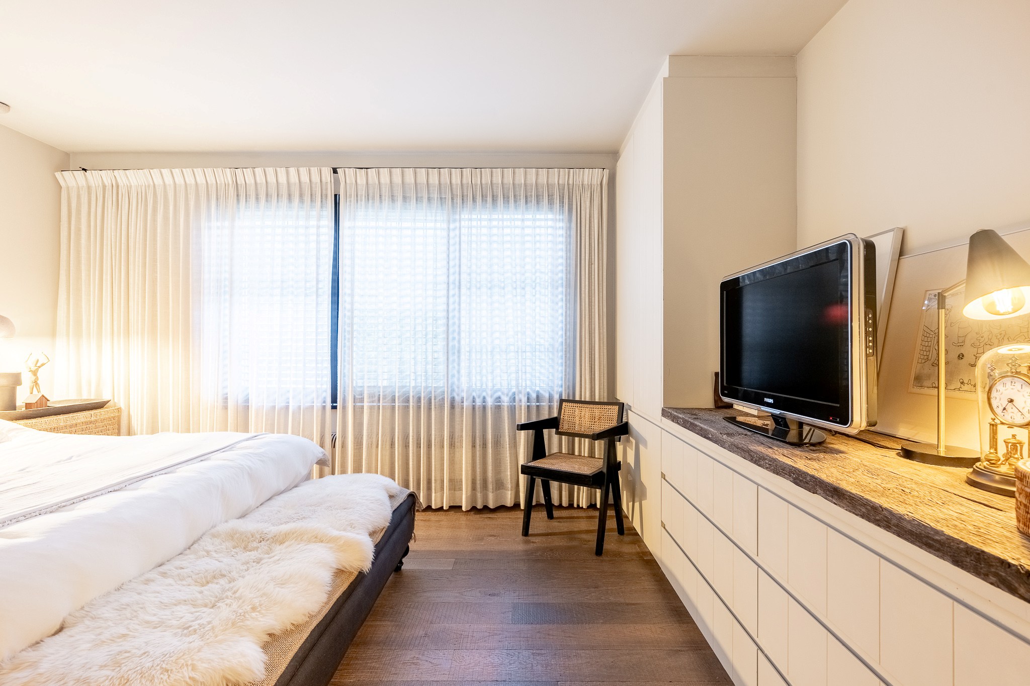 Située dans un quartier résidentiel calme et très prisé de Knokke, cette maison entièrement rénovée offre une combinaison parfaite de confort contemporain, de lumière et d'élégance raffinée. 