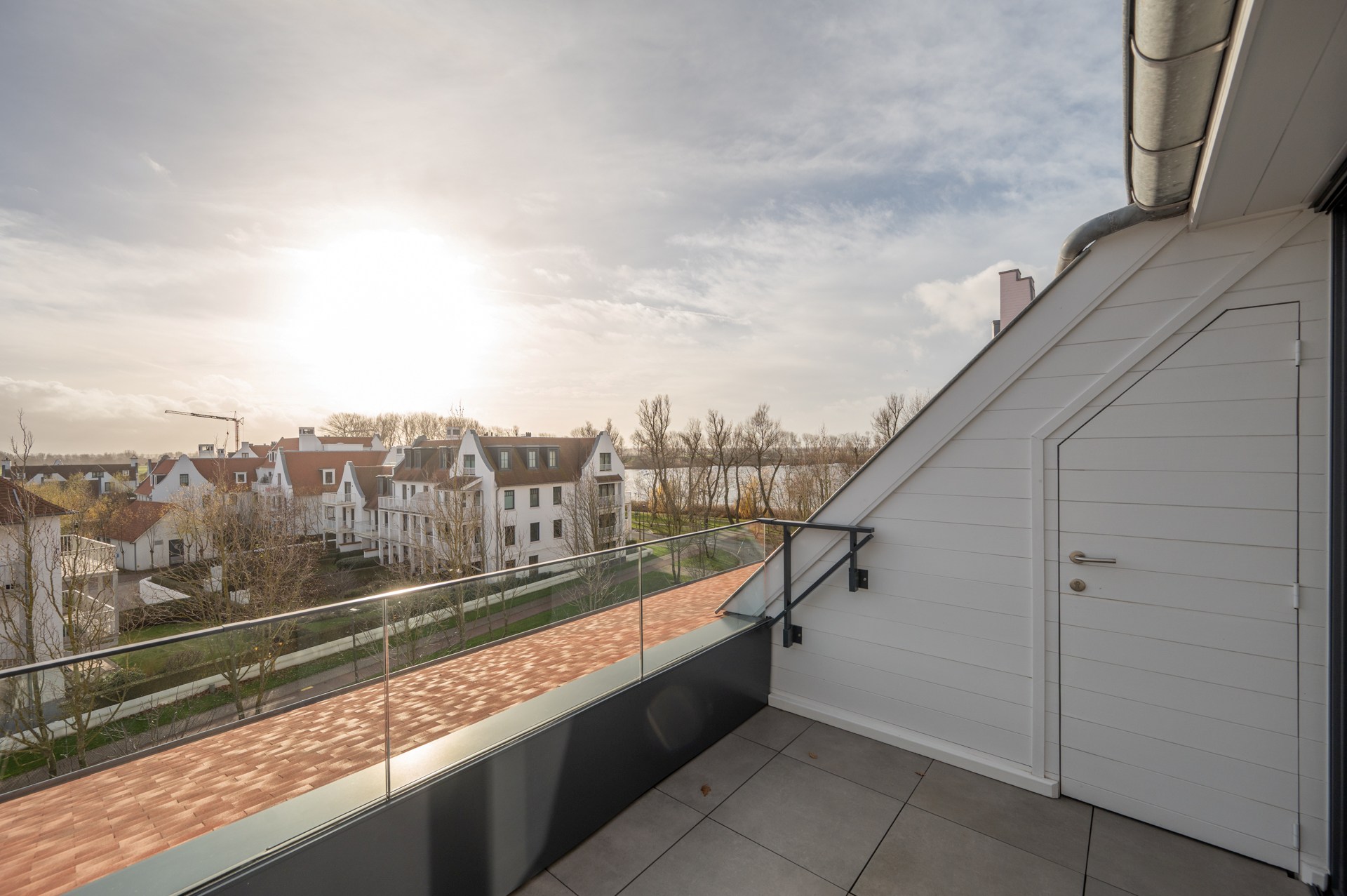 Cet appartement en duplex lumineux est situé à Duinenwater, combinant un agencement pratique avec des espaces extérieurs agréables et un emplacement calme au bord de l'eau. 