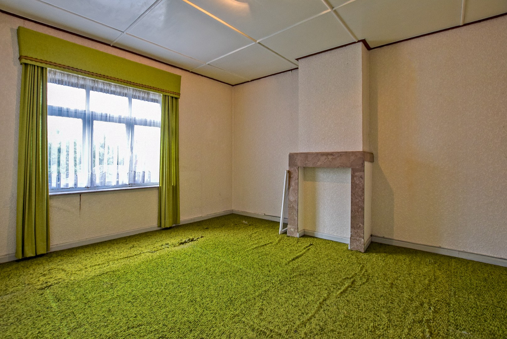 Zeer ruime te renoveren woning met statige gevel op 445 m² met zuid-west georiënteerde tuin. 